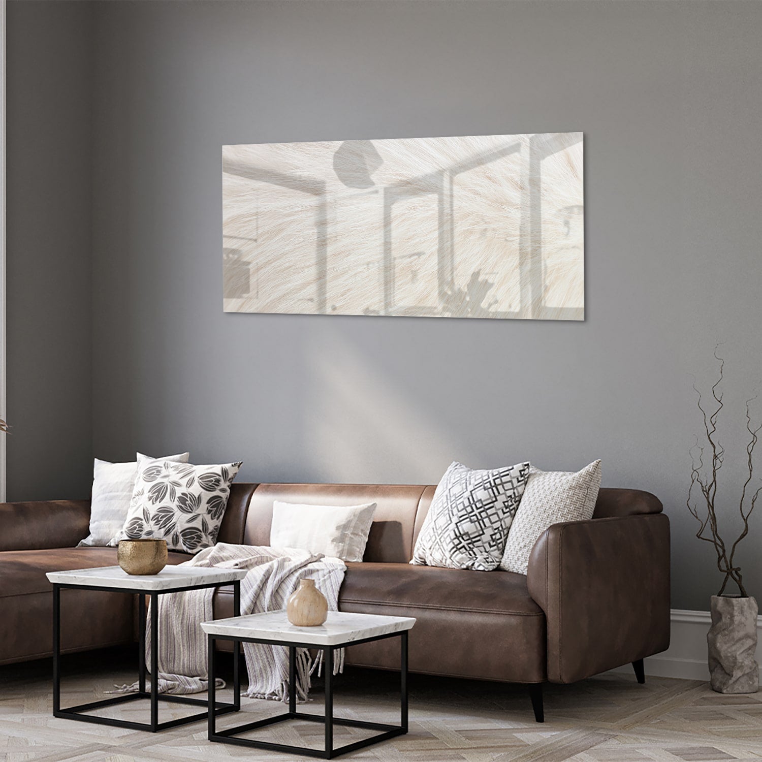 Minimalistisch glazen schilderij met een subtiel natuurthema aan de muur.