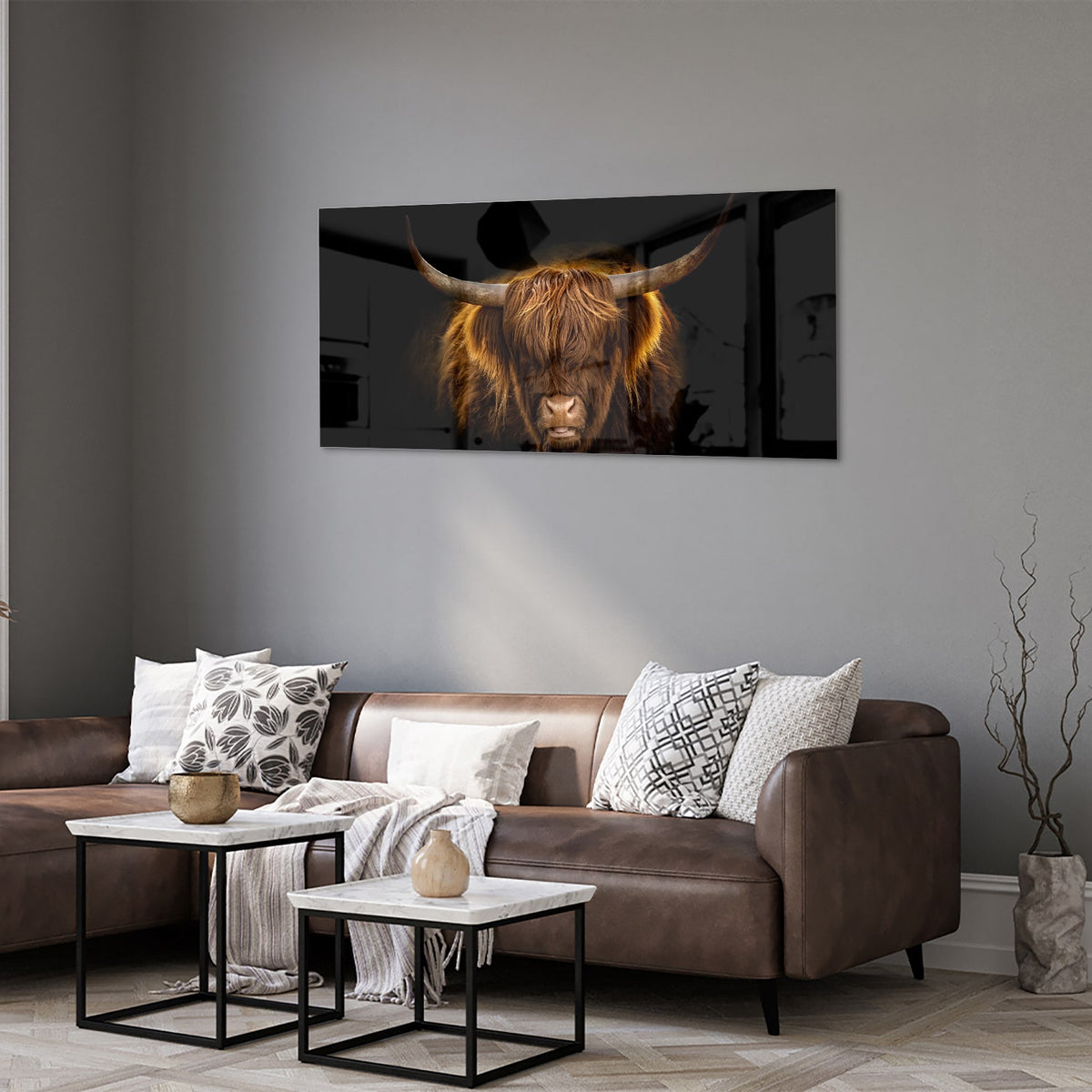 Glazen schilderij van een Highlander rund met lange hoorns en vacht op een zwarte achtergrond.