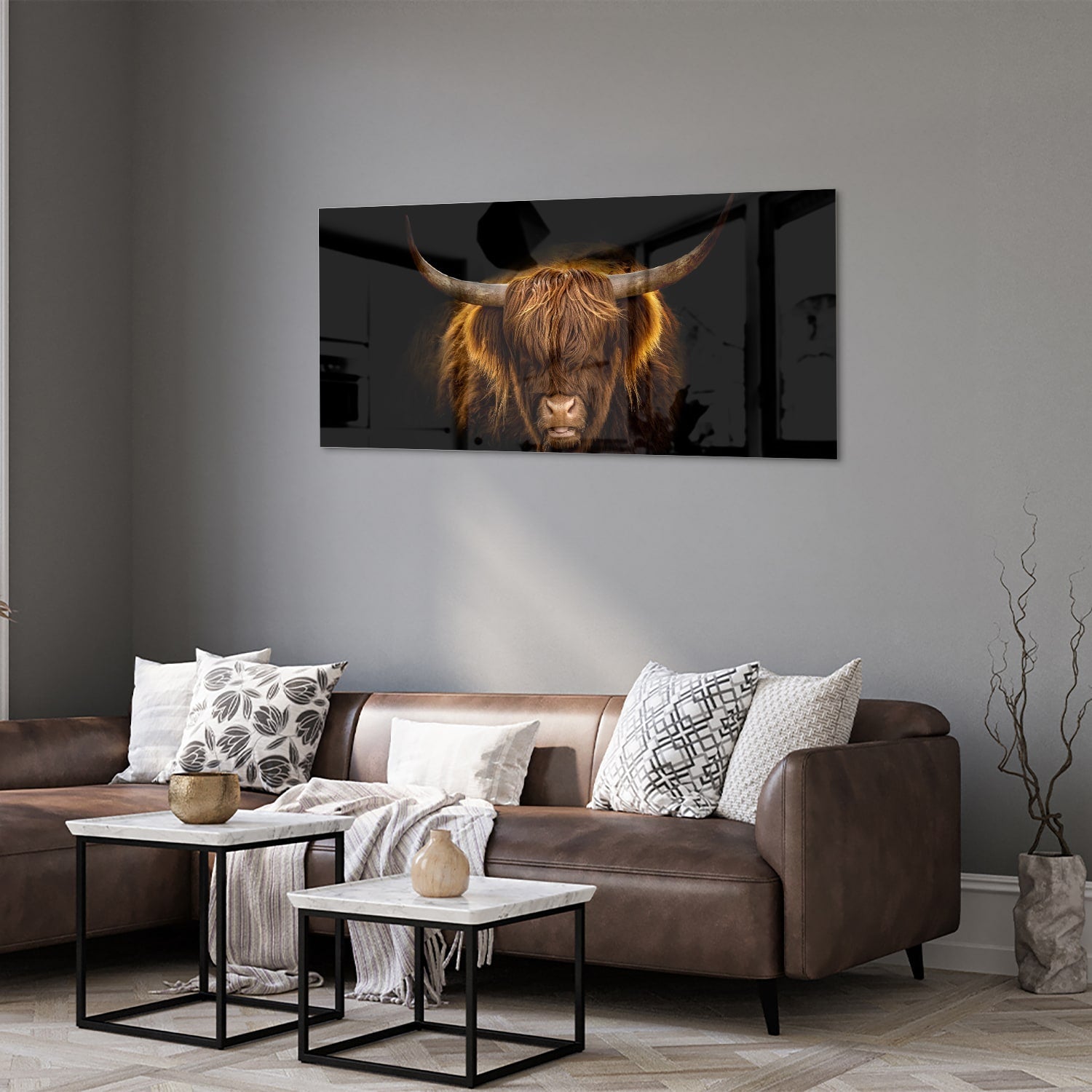 Glazen schilderij van een Highlander rund met lange hoorns en vacht op een zwarte achtergrond.