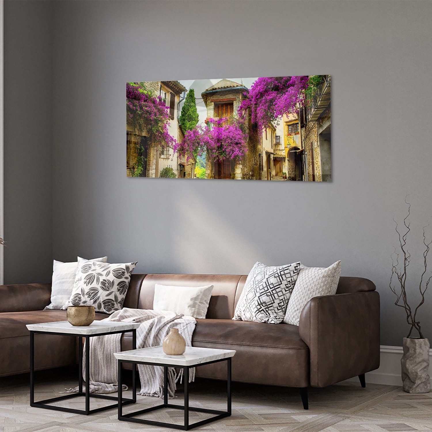 Glazen schilderij met een prachtig straatzicht en paarse bloesems in een helder interieur.