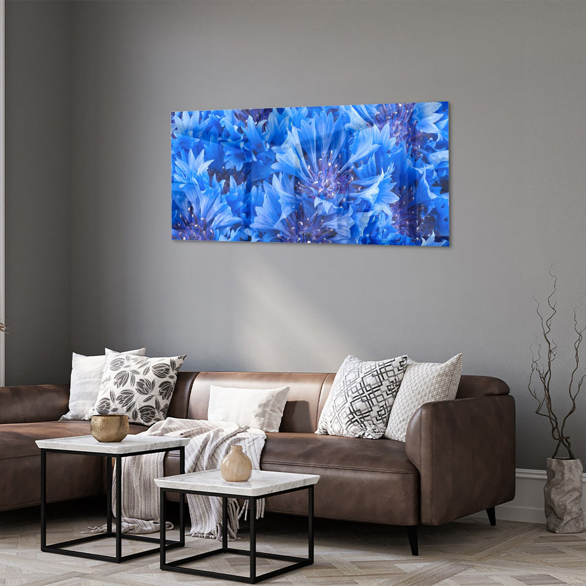 Glazen schilderij met een prachtig blauw bloemenmotief aan de muur