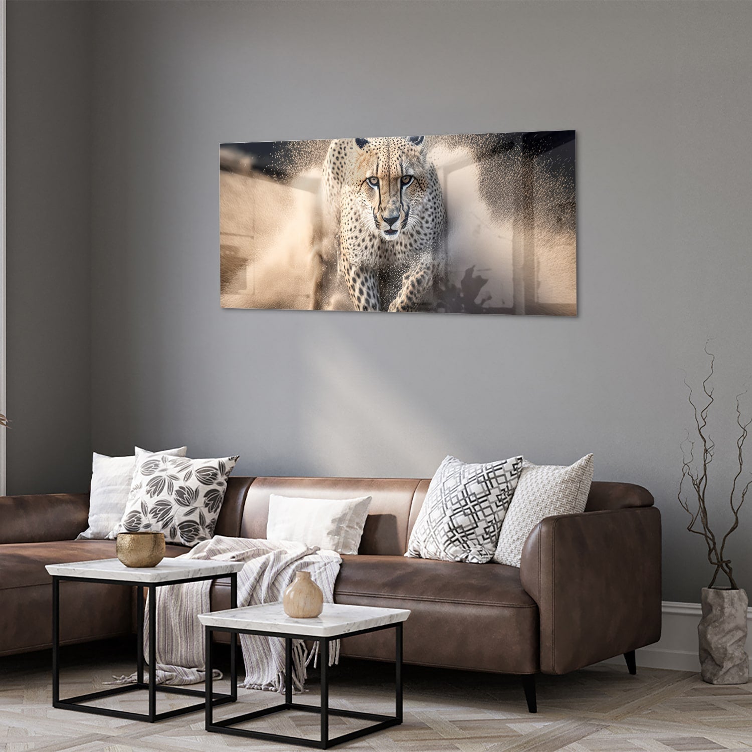 Glazen schilderij van een jachtluipaard die door zand rent in een moderne woonkamer.