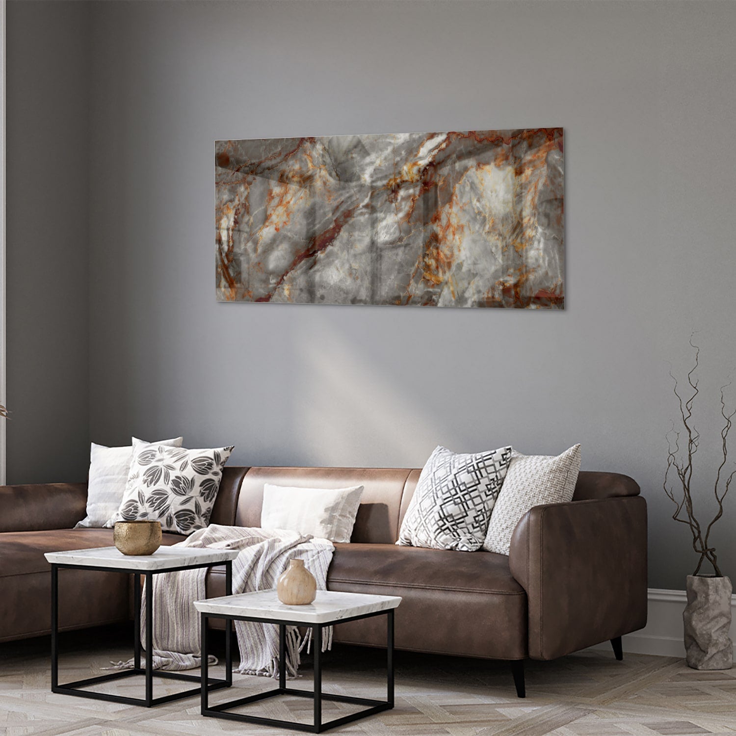 Glazen schilderij met marmerlook in grijs en oranje aan de muur
