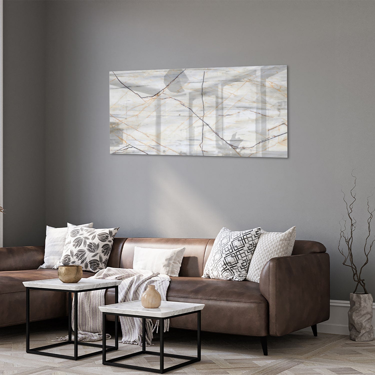 Elegante glazen schilderij met marmerpatroon en gouden lijnen in een moderne woonkamer.