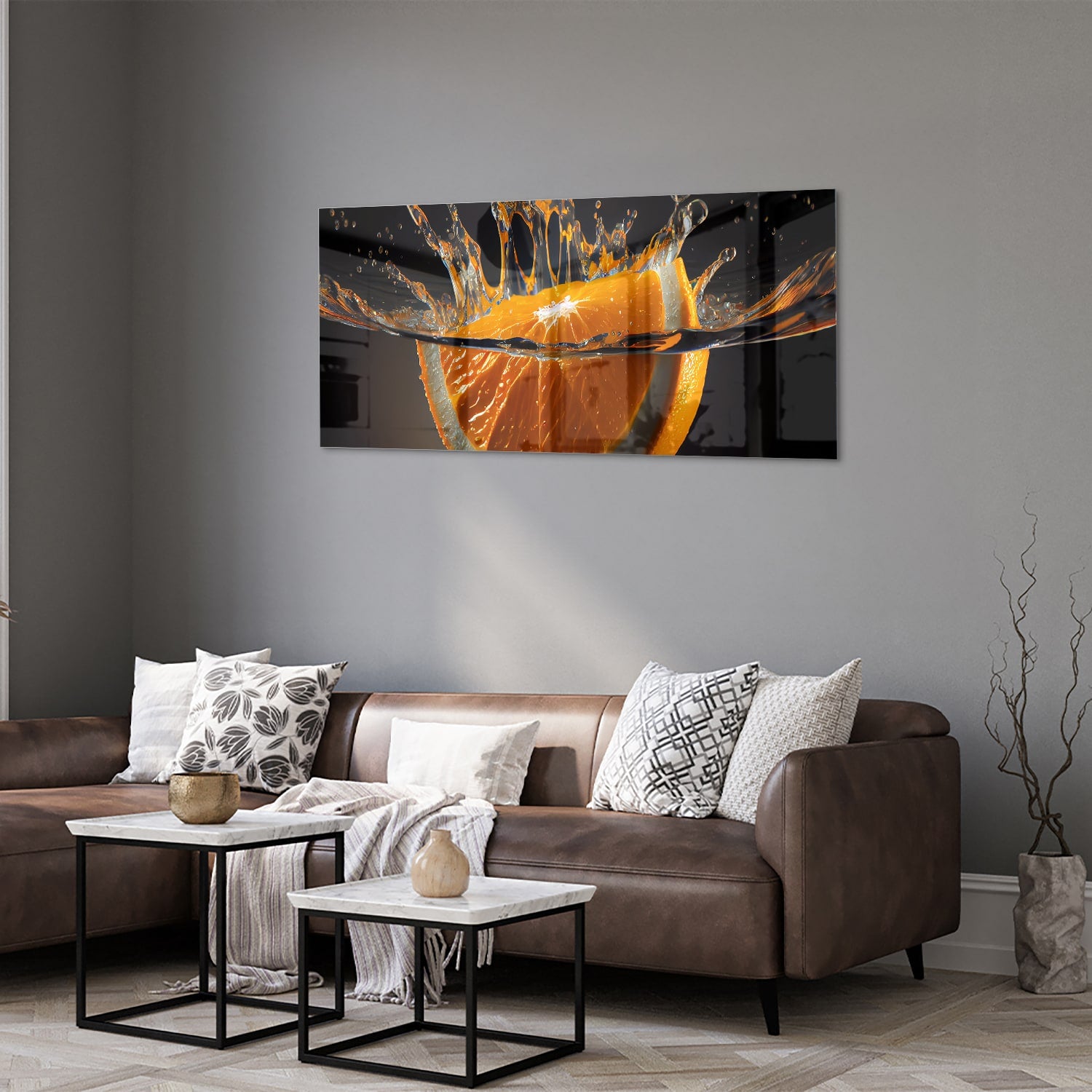 Glazen schilderij van een spetterende sinaasappel boven water.