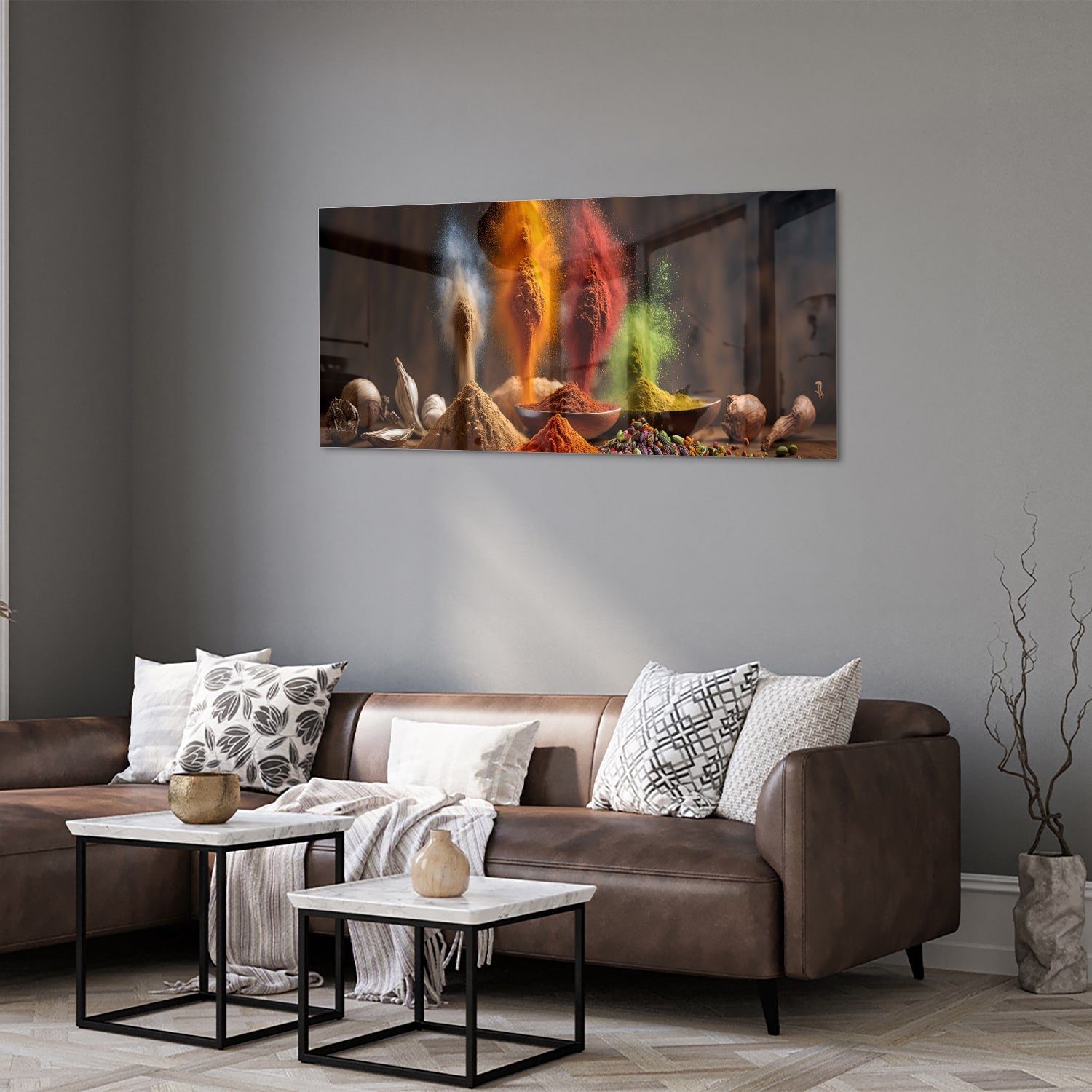 Glazen schilderij met een kleurrijke weergave van specerijen op een houten tafel.