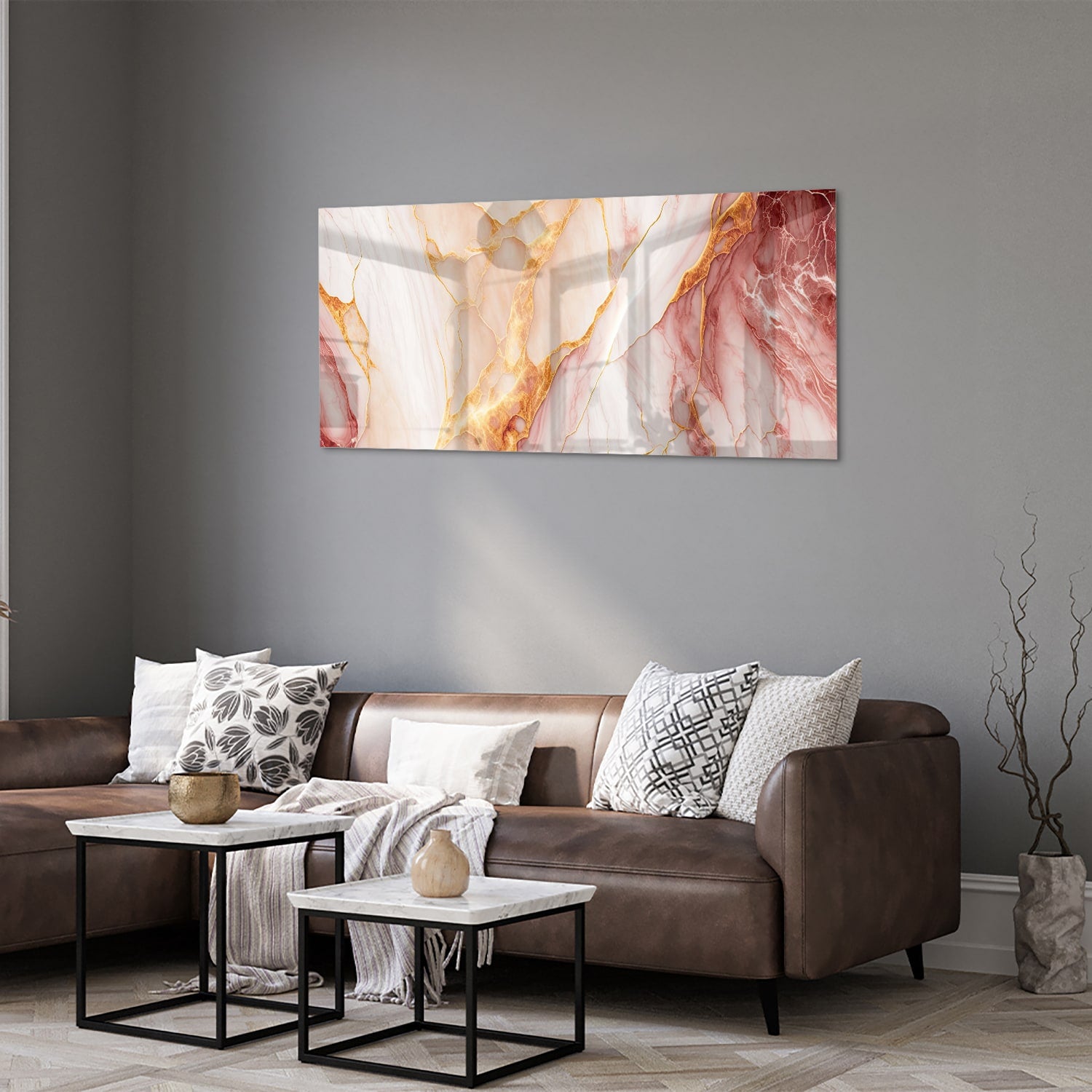 Elegante glazen schilderij met rozen en gouden tinten aan de muur.