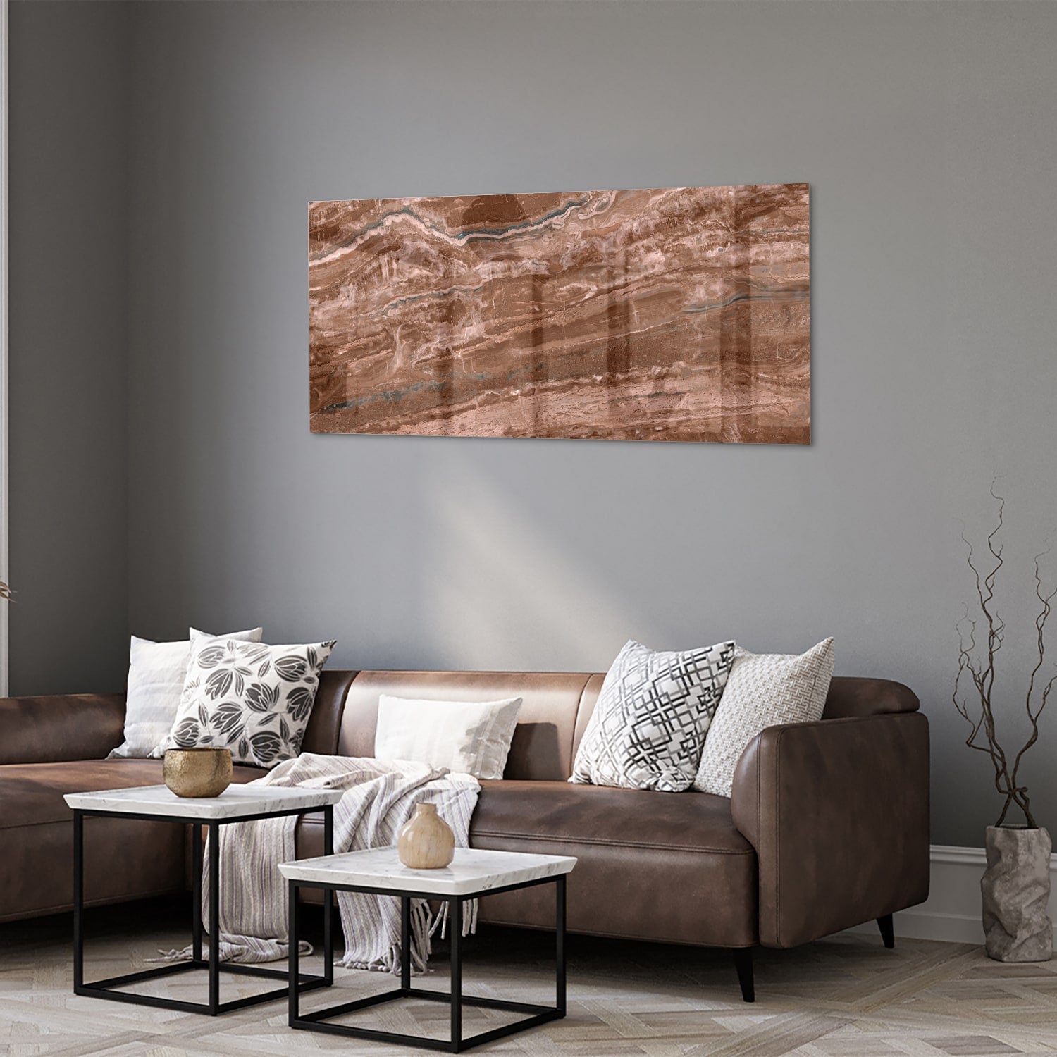 Glazen schilderij in aardetinten hangt aan een lichte muur boven een houten meubelstuk.