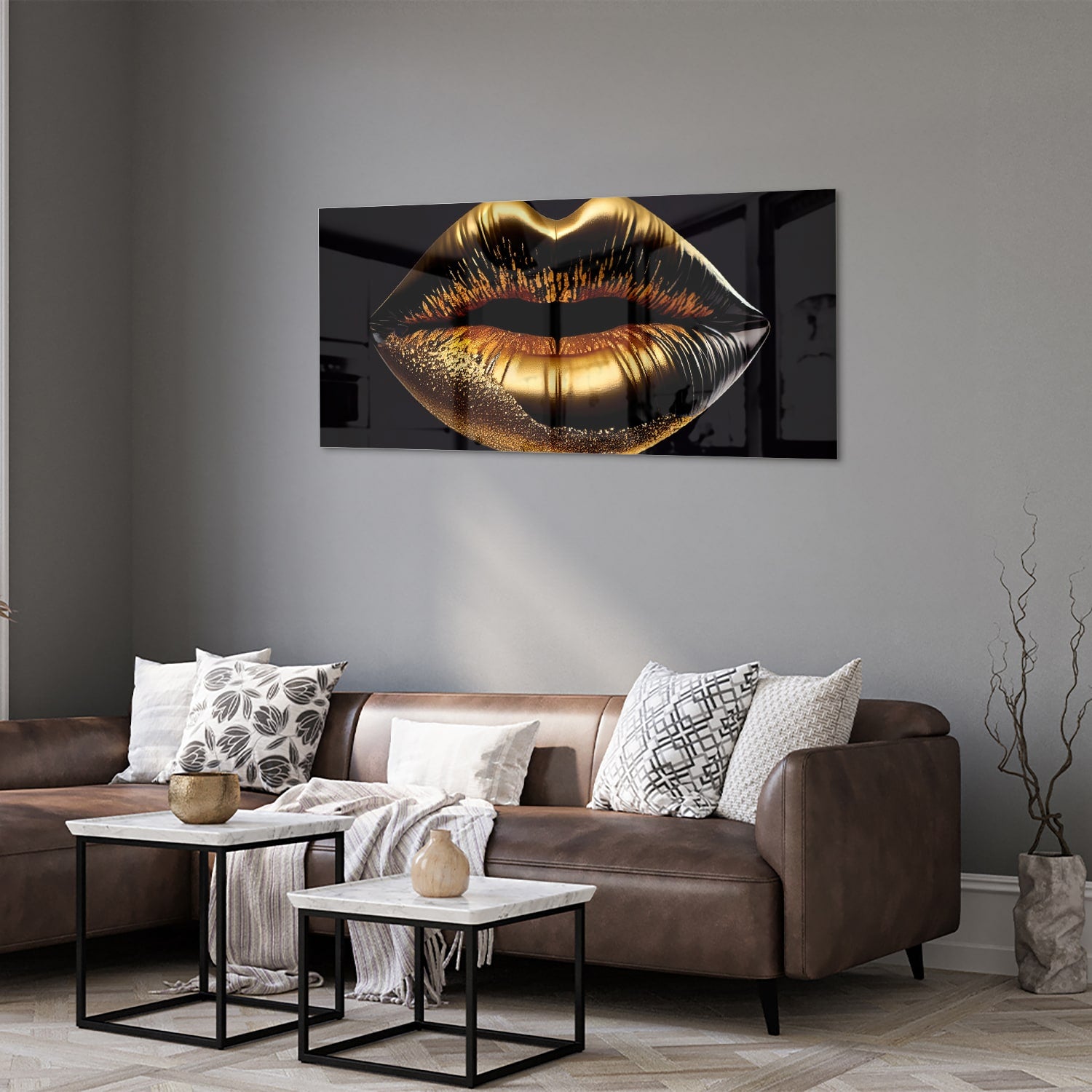 Glazen schilderij van gouden lippen tegen een lichte muur.