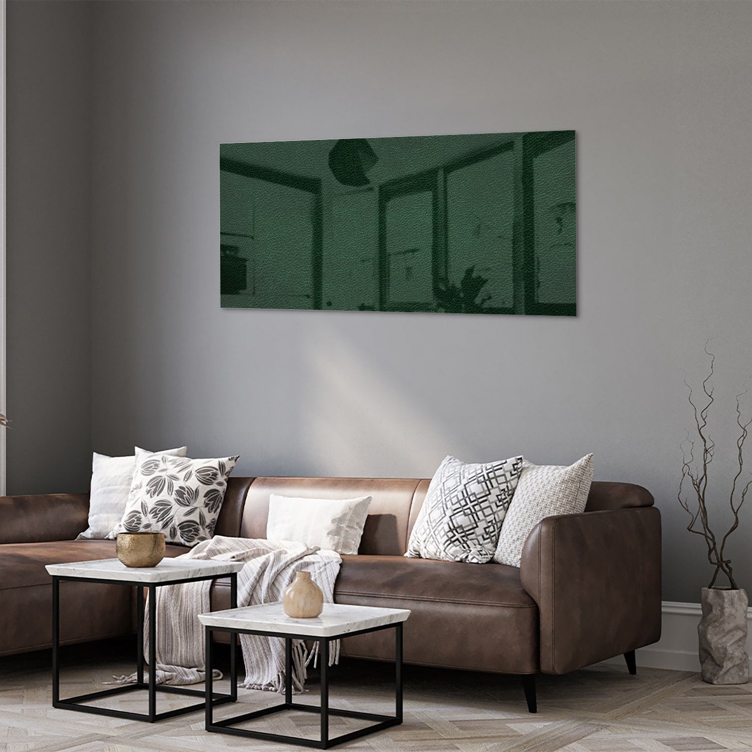Een groen glazen schilderij aan de muur in een lichte woonkamer