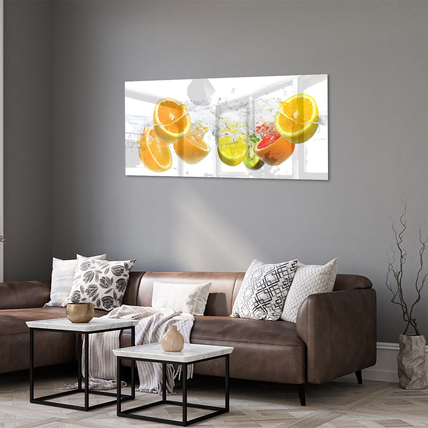Glazen schilderij met sinaasappels en limoenen in water.