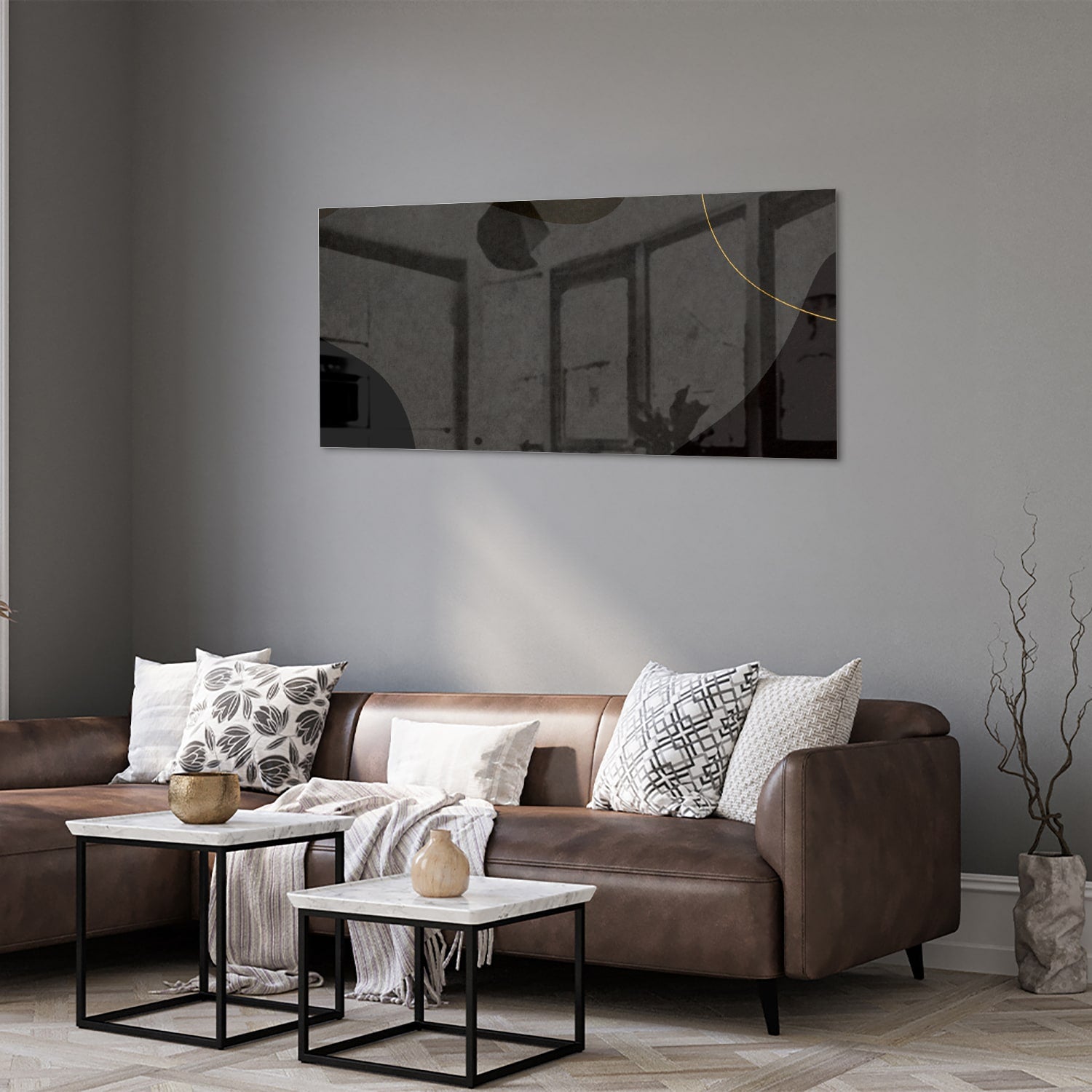 Moderne glas schilderij met abstracte zwarte vormen en gouden lijnen