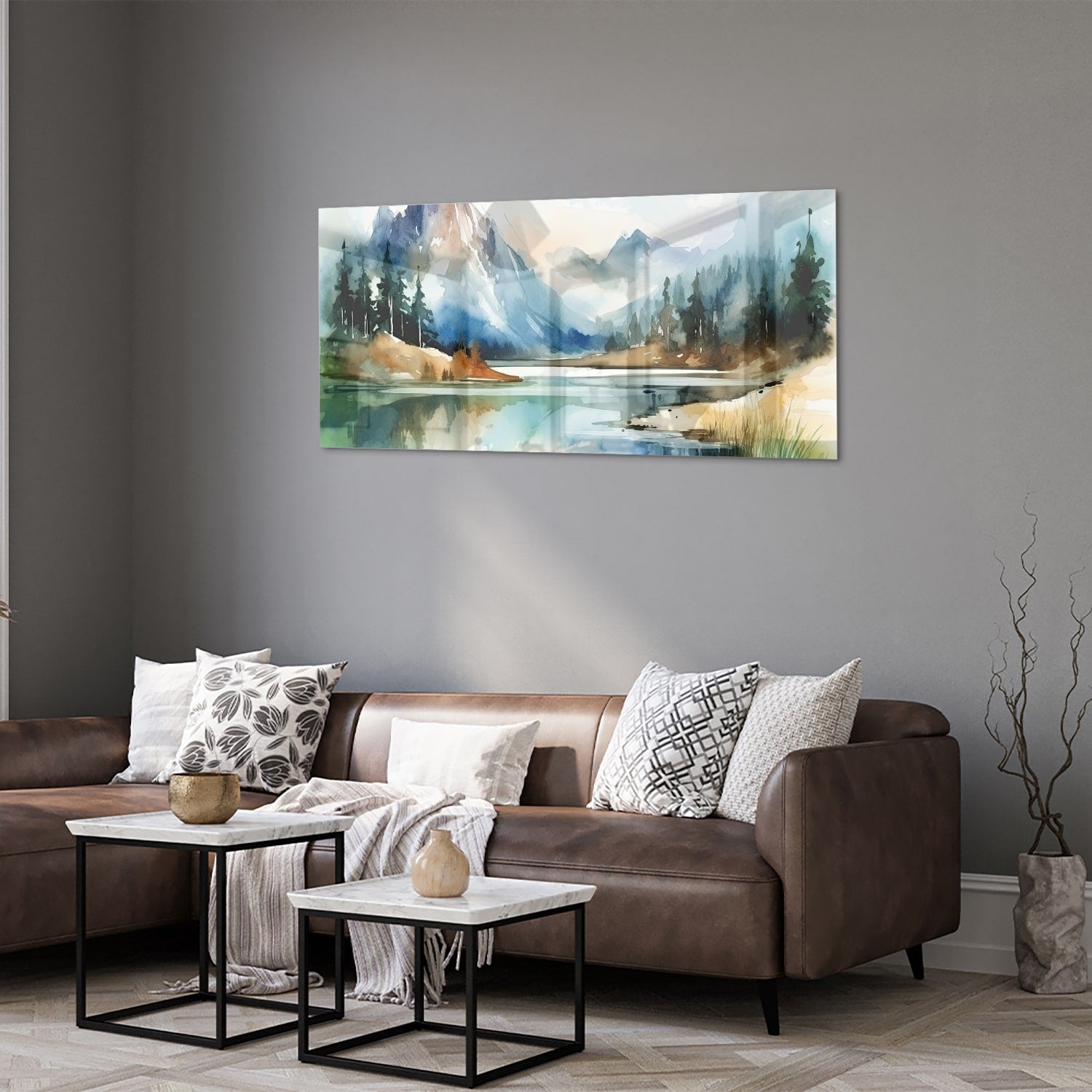 Glazen schilderij met een landschap van bergen en een meer in waterverfstijl.