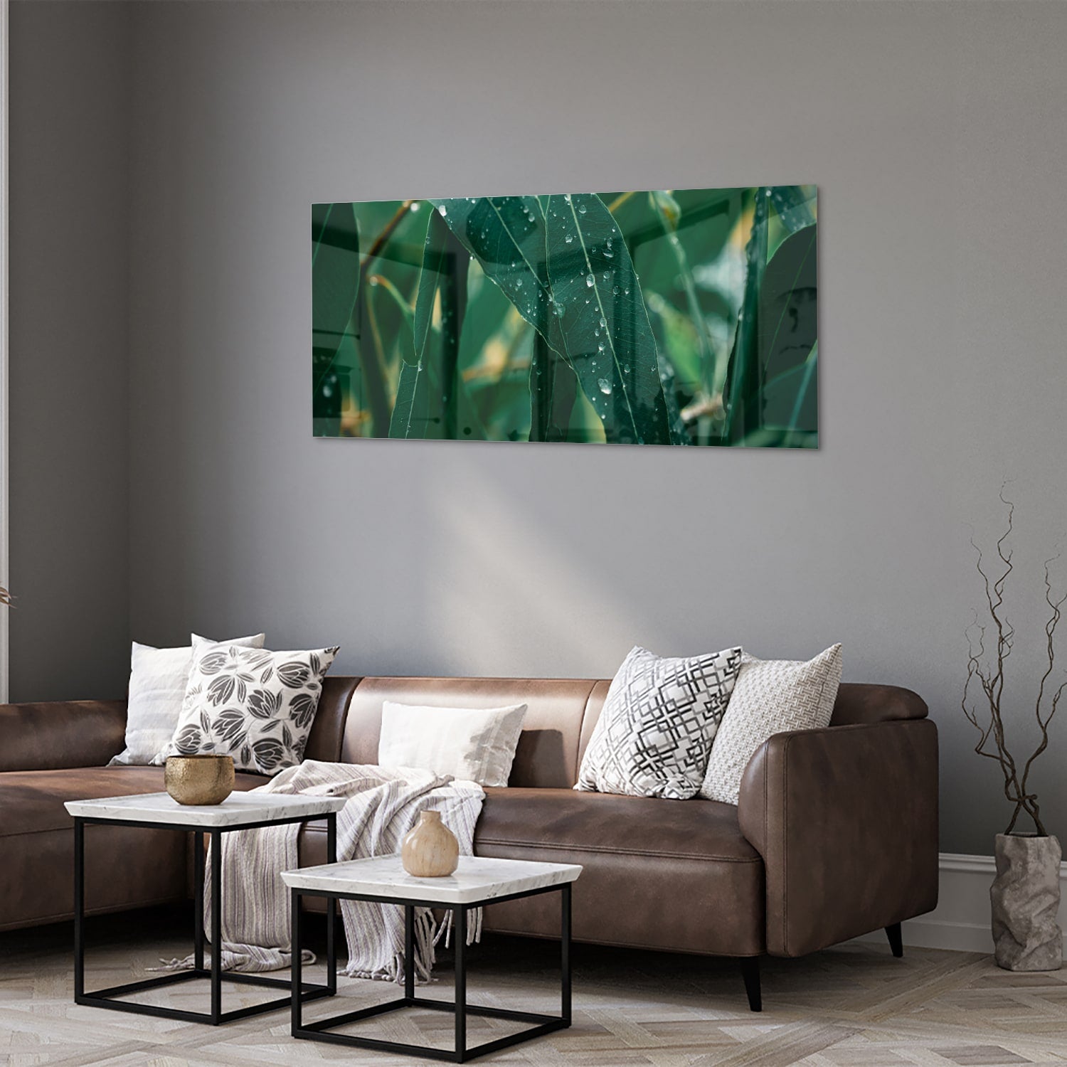 Glas schilderij van groene bladeren met dauwdruppels in een interieur