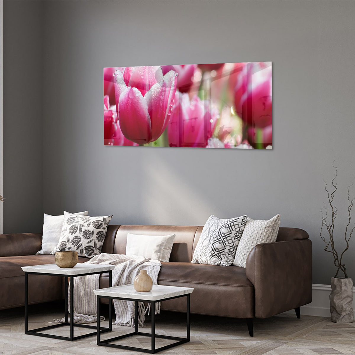 Glazen schilderij van roze tulpen met dauwdruppels, elegant en kleurig.