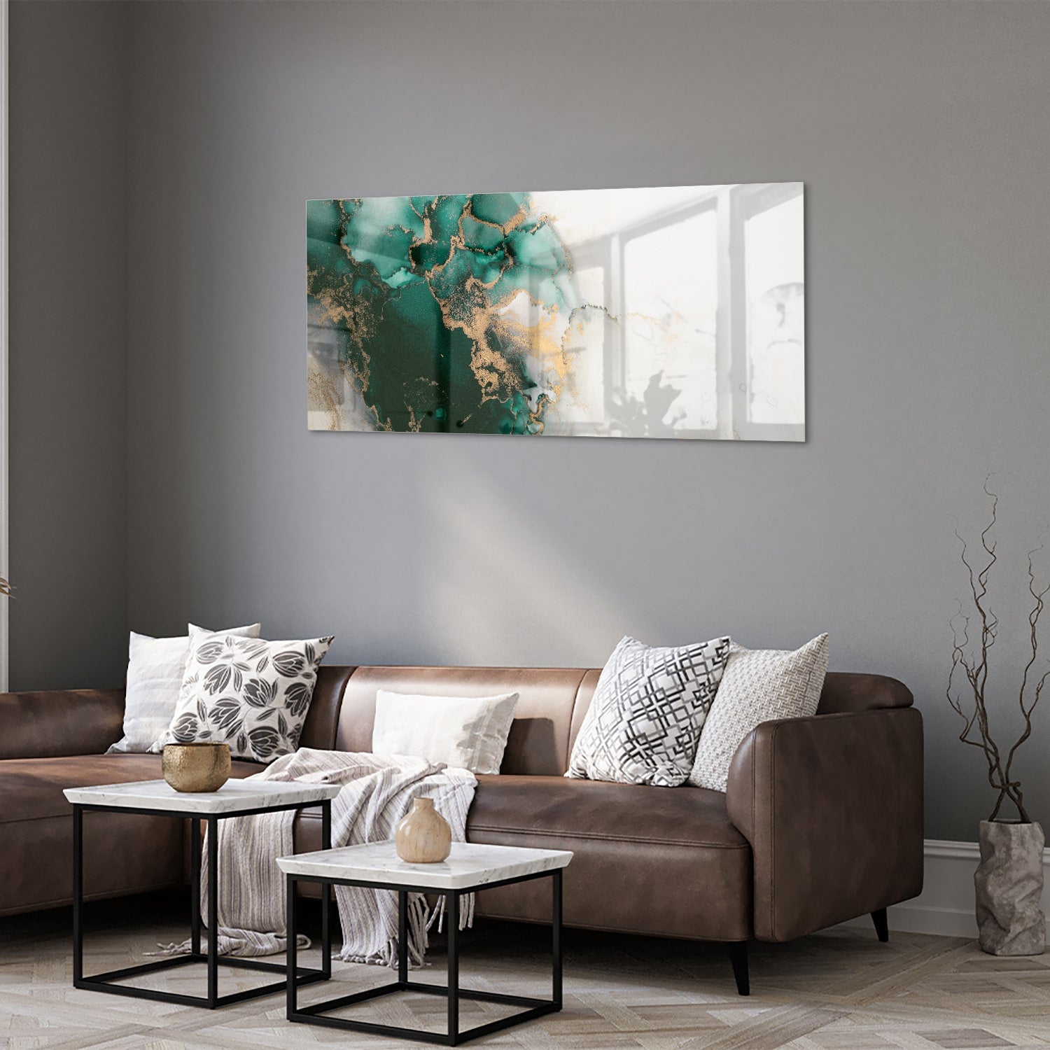 Elegant glazen schilderij met groene en gouden tinten aan de muur