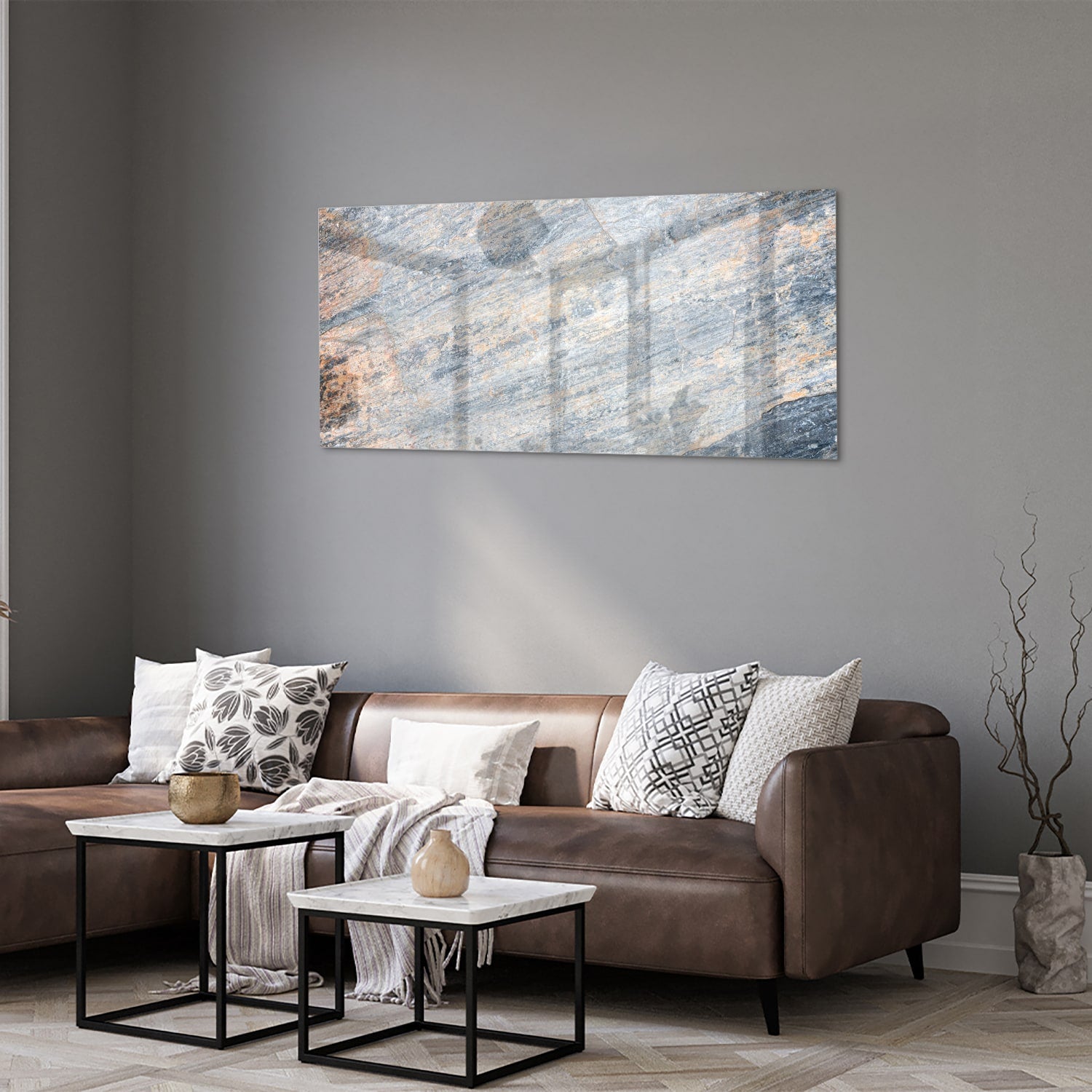 Abstract glazen schilderij met blauwe en oranje tinten aan de muur in een moderne woonkamer.