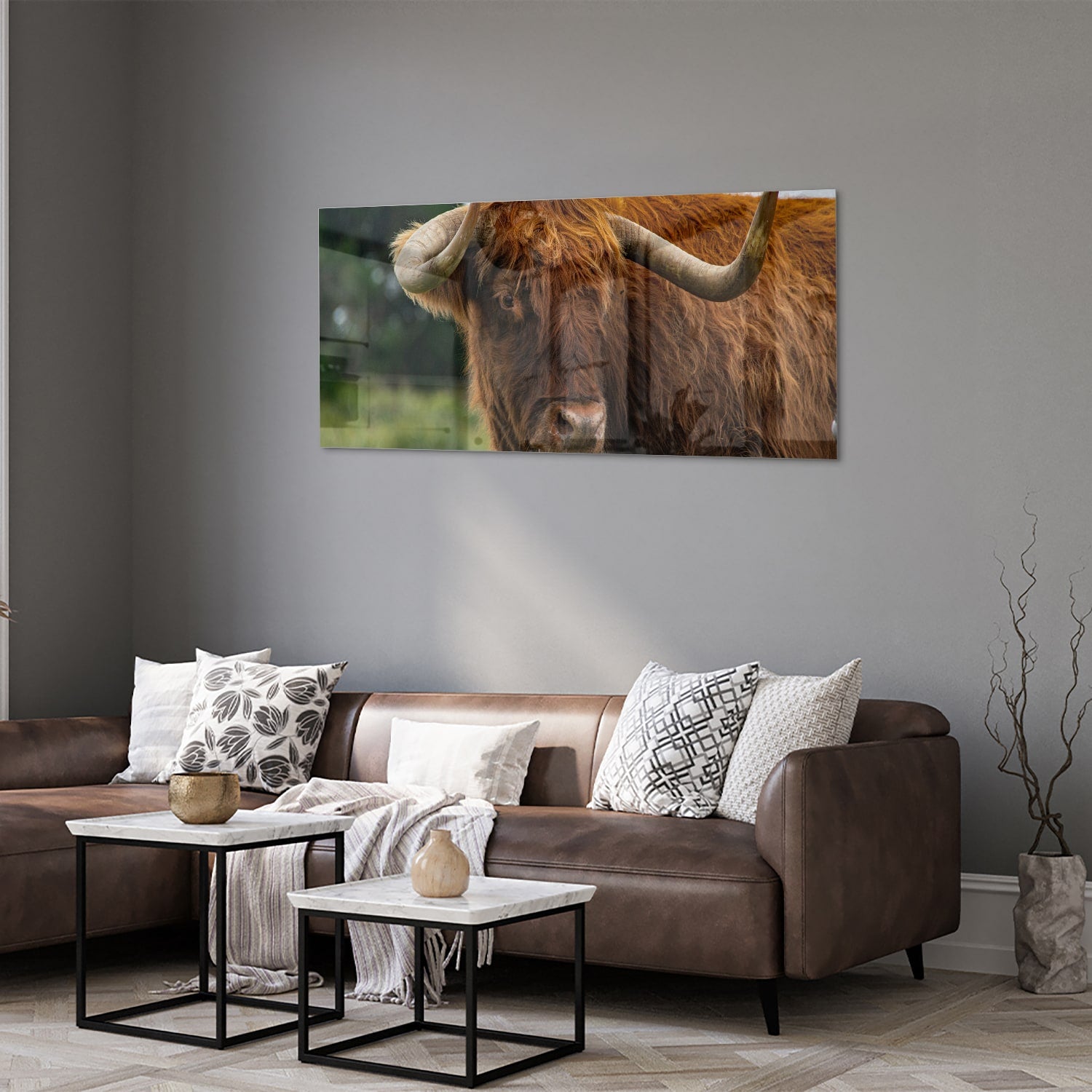 Glas schilderij van een Schotse Hooglander in een moderne woonkamer