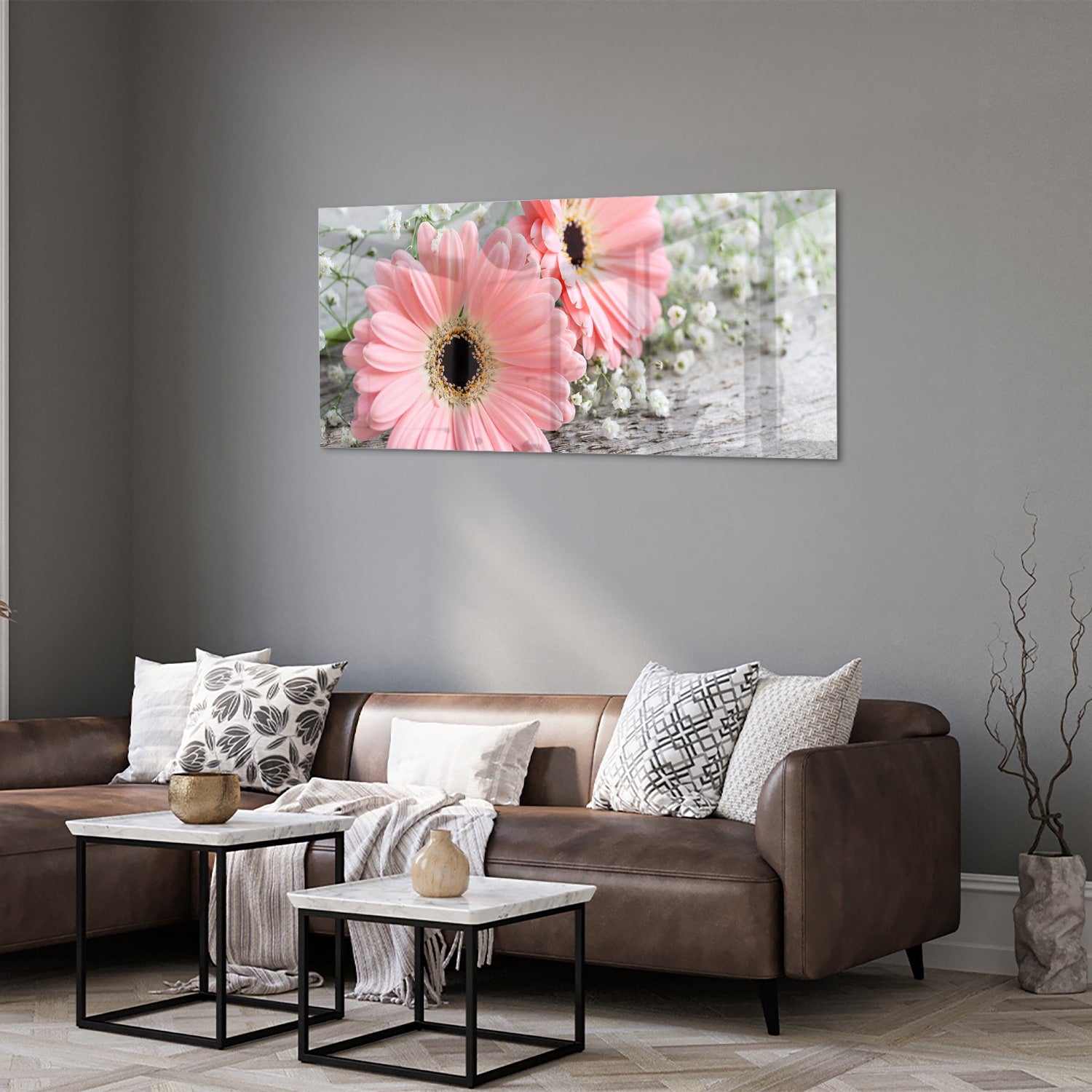 Roze gerbera's op een glazen schilderij, ideaal voor je woonkamer