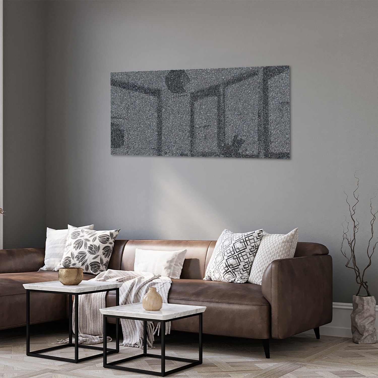 Minimalistisch glazen schilderij aan de muur in een lichte woonkamer