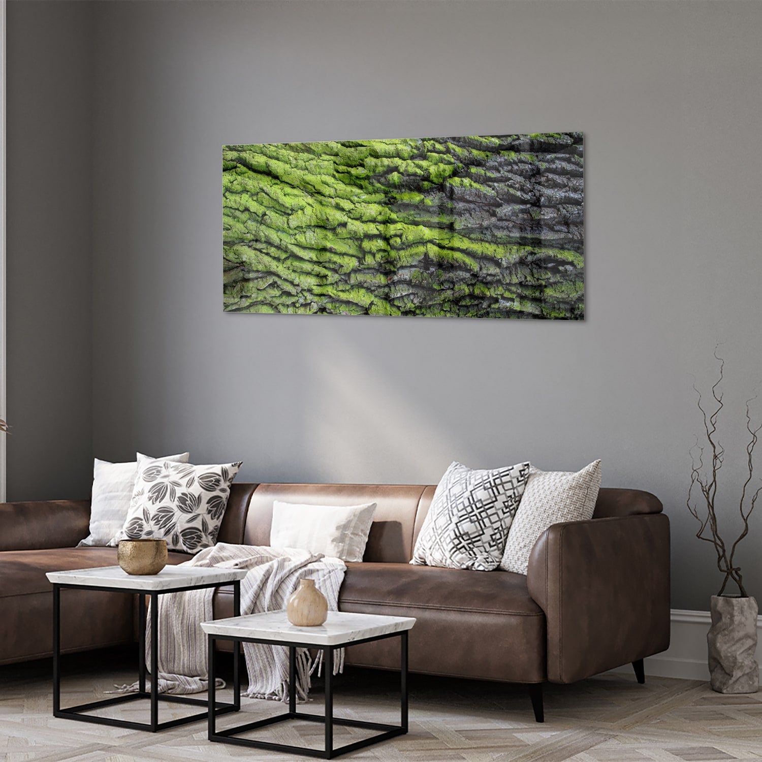Glazen schilderij met groene mosachtige textuur aan een muur