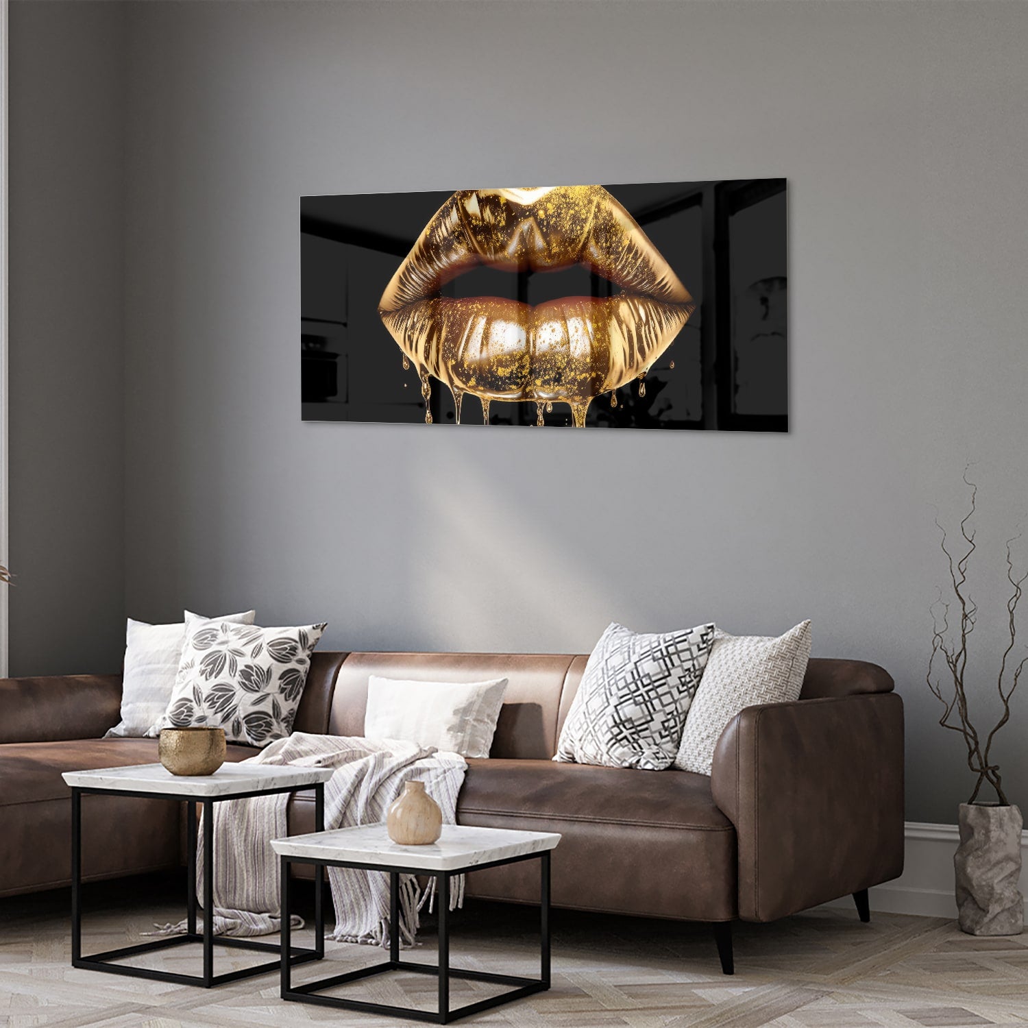 Glazen schilderij met gouden lippen op een zwarte achtergrond in een moderne woonkamer.