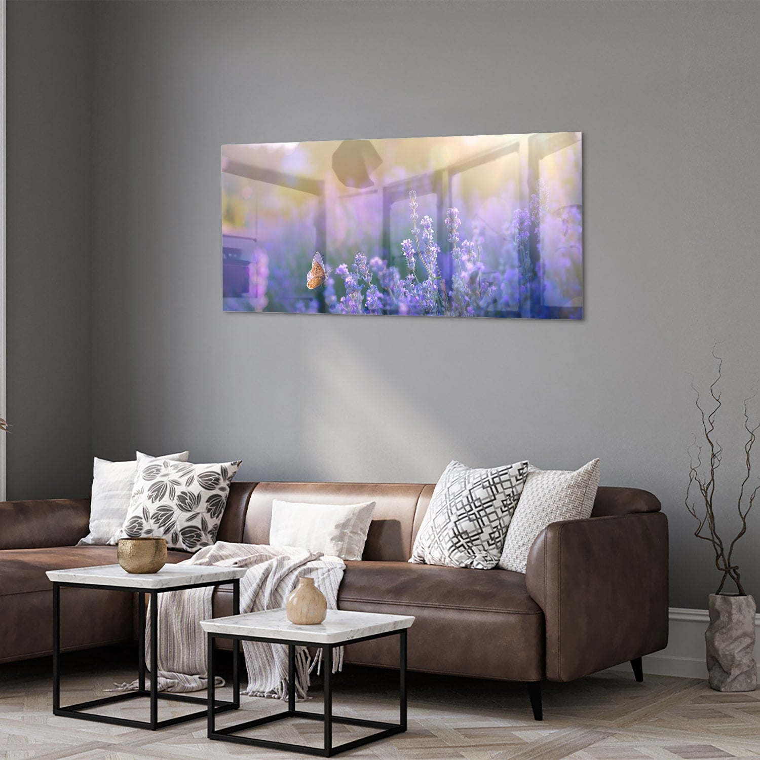 Glazen schilderij met lavendel en een vlinder op een muur