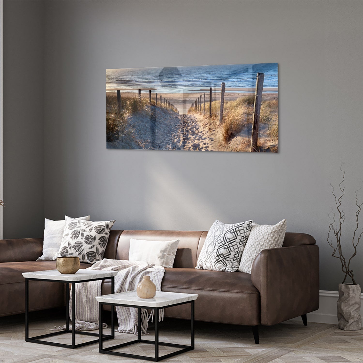 Glazen schilderij van een zandpad naar het strand met duinen en zee.