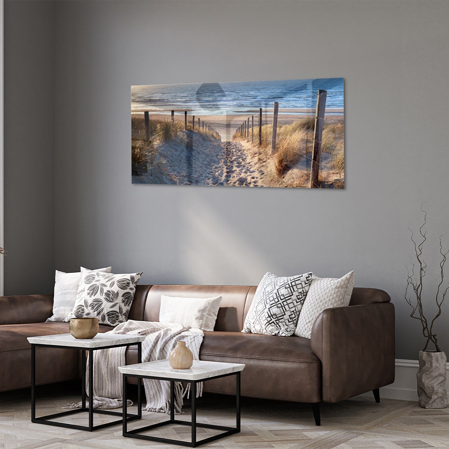 Glazen schilderij van een zandpad naar het strand met duinen en zee.