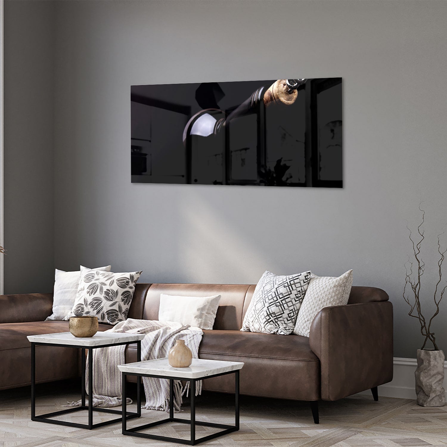 Glazen schilderij met handvat in een modern interieur.