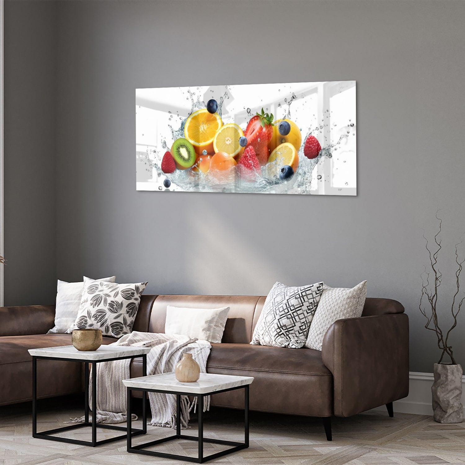Glazen schilderij van een kleurrijke fruitcompositie aan een muur.