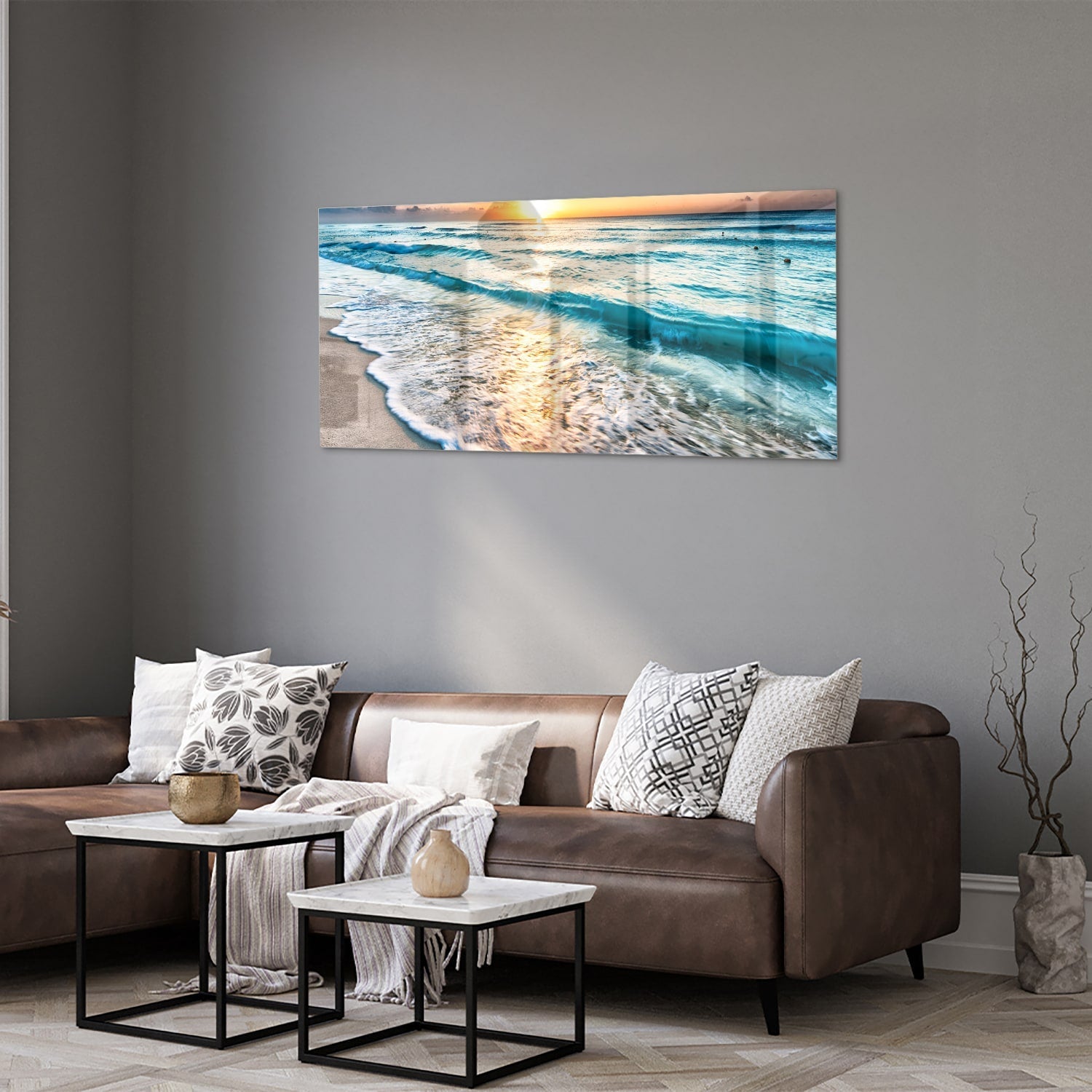 Glazen schilderij van een zonsondergang boven de zee, met kalme golven en zand.