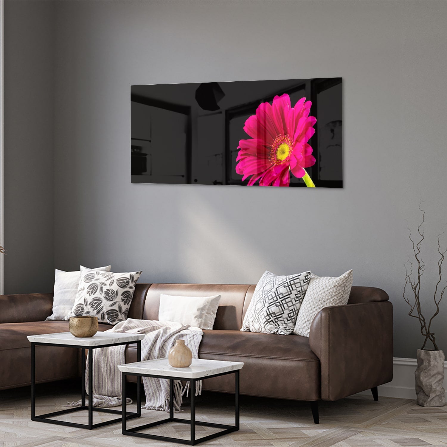Glazen schilderij van een roze gerbera op zwarte achtergrond, perfect voor decoratie