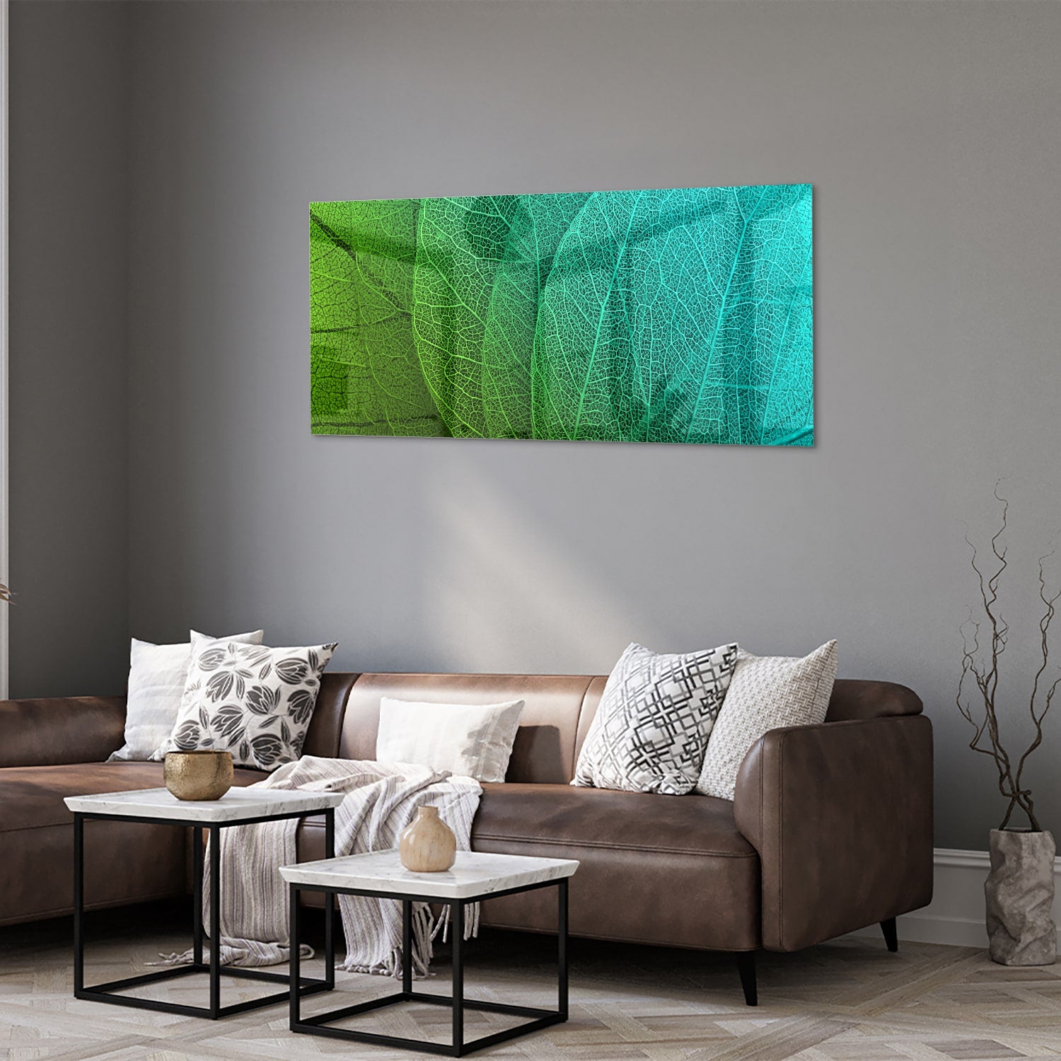 Glas schilderij met de structuur van groene bladeren aan een muur.