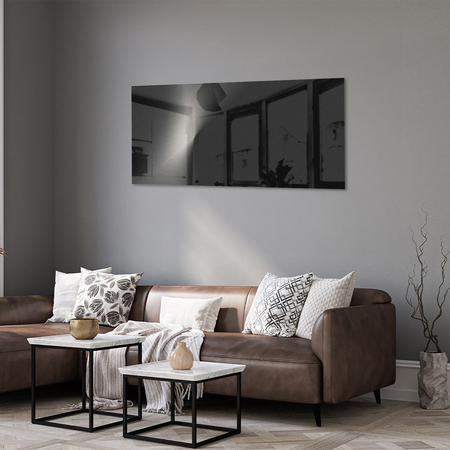 Moderne glazen schilderij op een witte muur in een stijlvolle woonkamer.