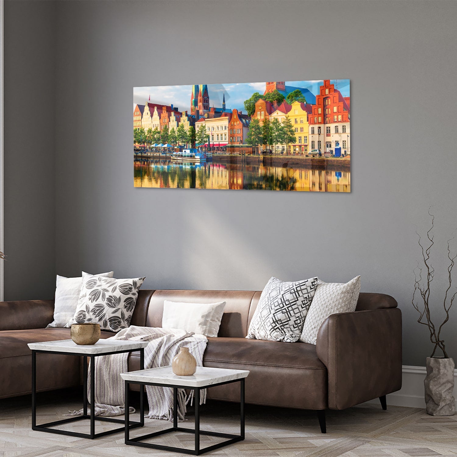Kleurrijk glazen schilderij van een stadszicht met reflecties in het water