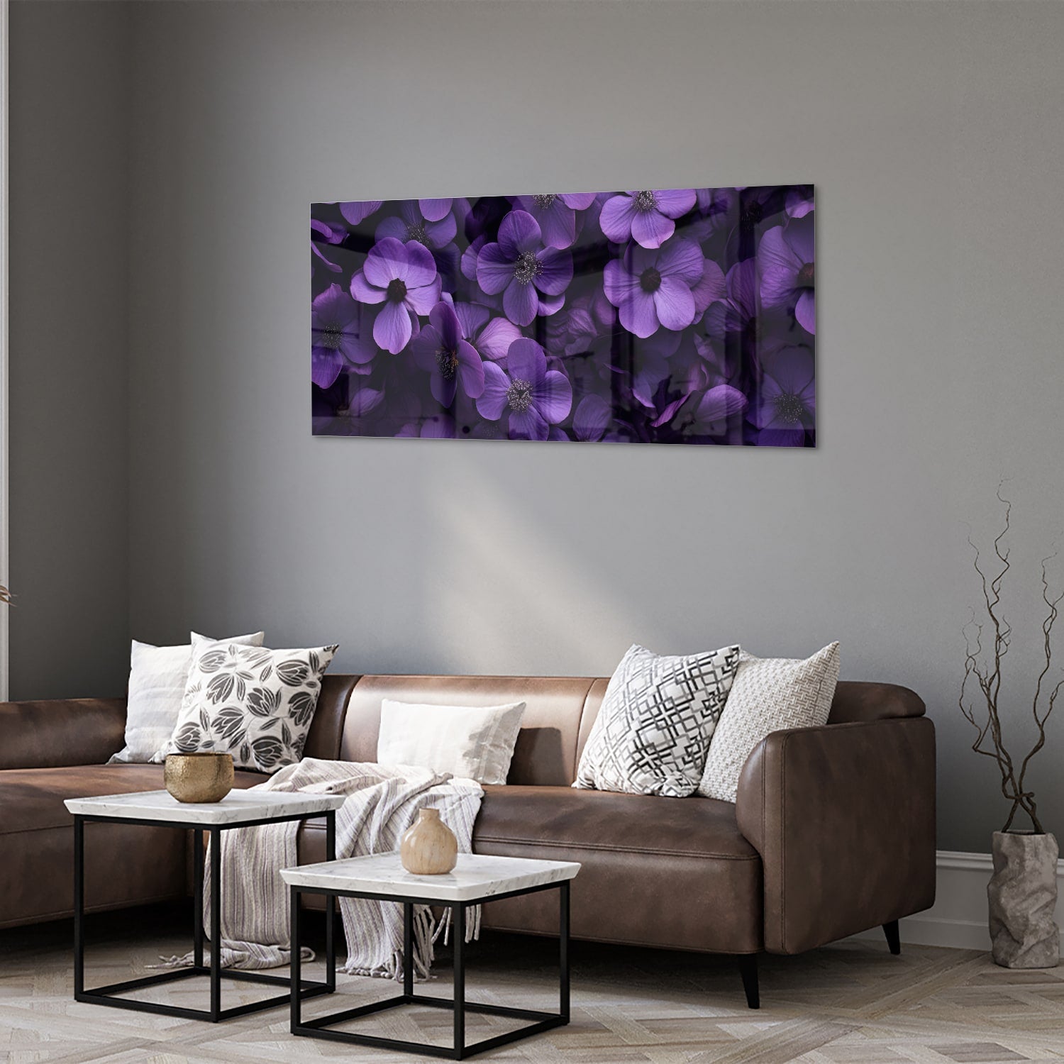 Paarse bloemen op een glazen schilderij aan de muur in een moderne woonkamer.