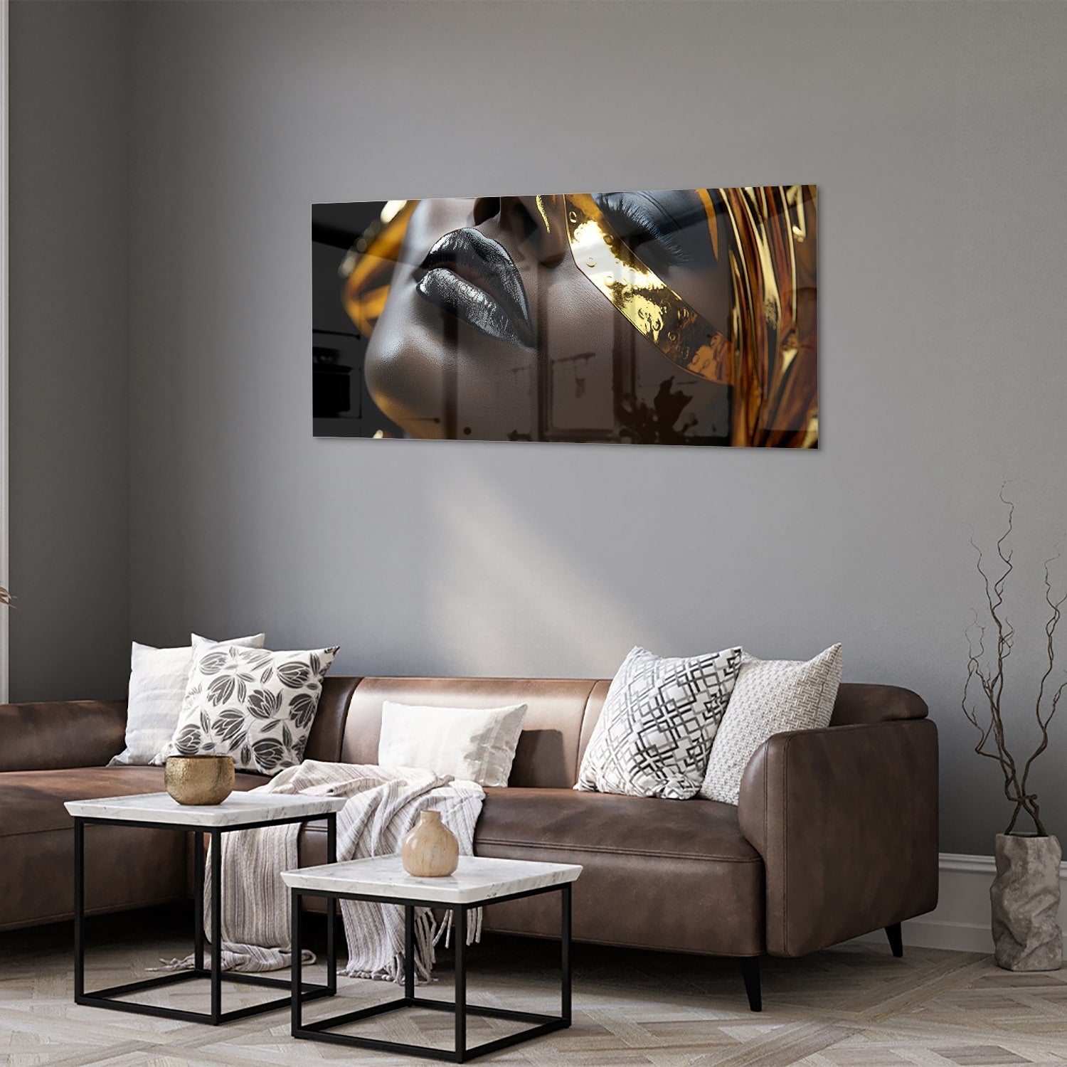 Glazen schilderij van een vrouwelijk gezicht met gouden accenten op een muur.