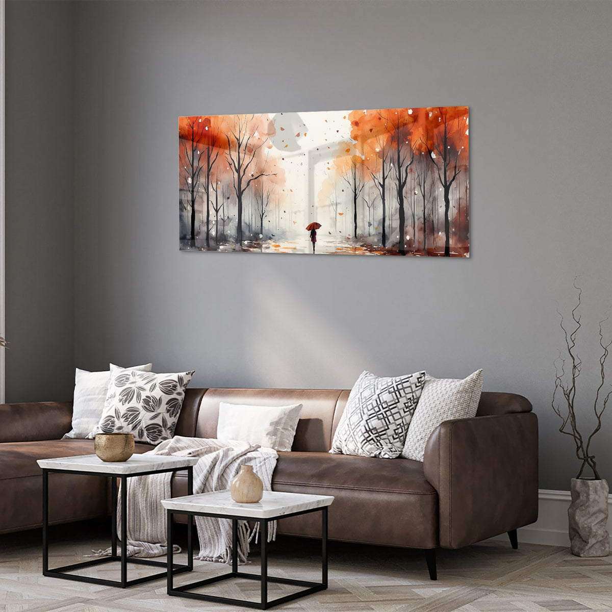 Glazen schilderij van een herfstlandschap met een wandelaar en kleurrijke bomen.
