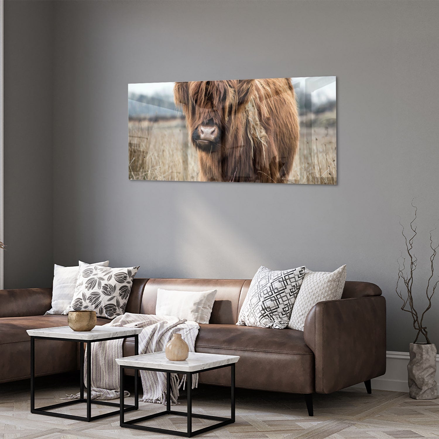 Glazen schilderij met een Houten Hooglander in een natuurlijke omgeving.