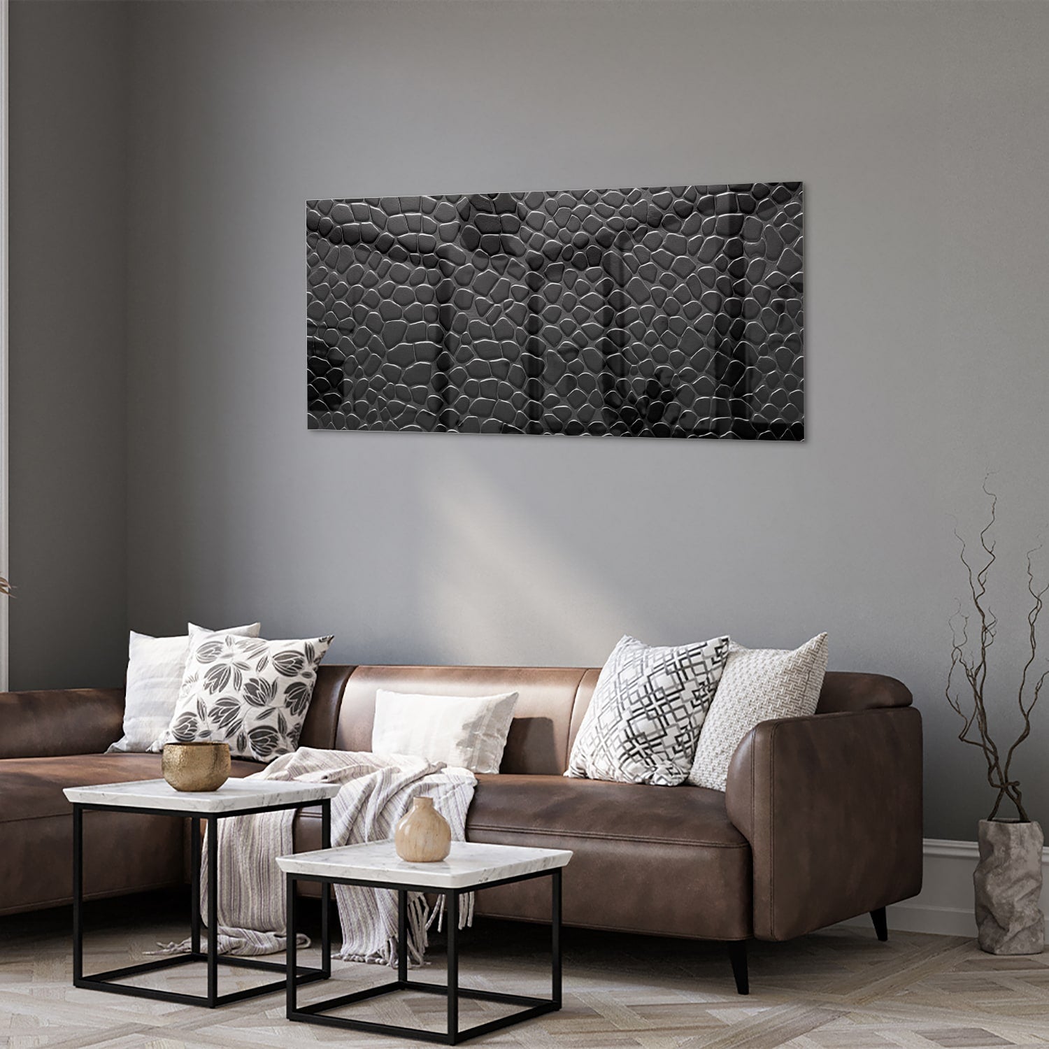 Zwart glazen schilderij met textuur in een moderne woonkamer.