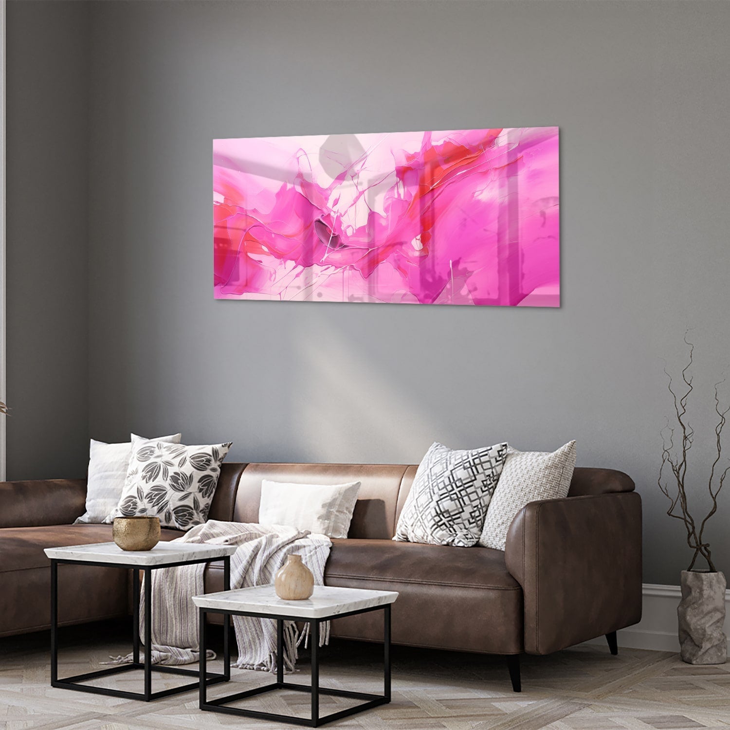 Abstract glazen schilderij met felle roze tinten aan de muur