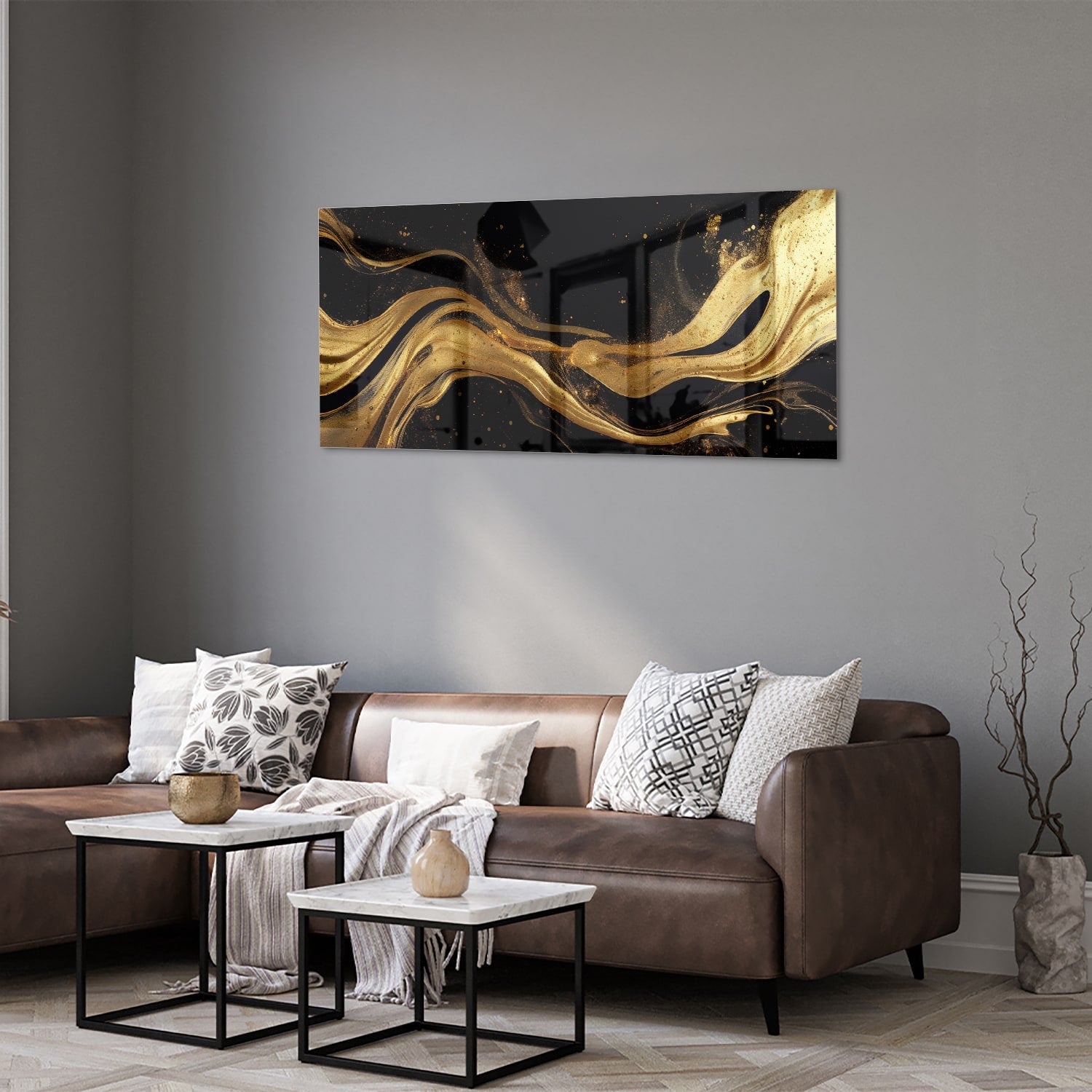 Glazen schilderij met gouden lijnen op een zwarte achtergrond, geschikt voor moderne interieurs.