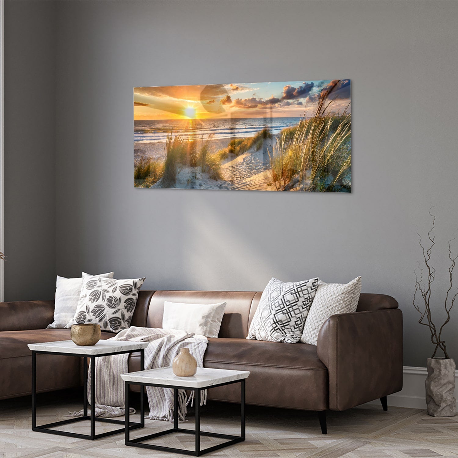 Glazen schilderij van een zonsondergang bij het strand met duinen en gras