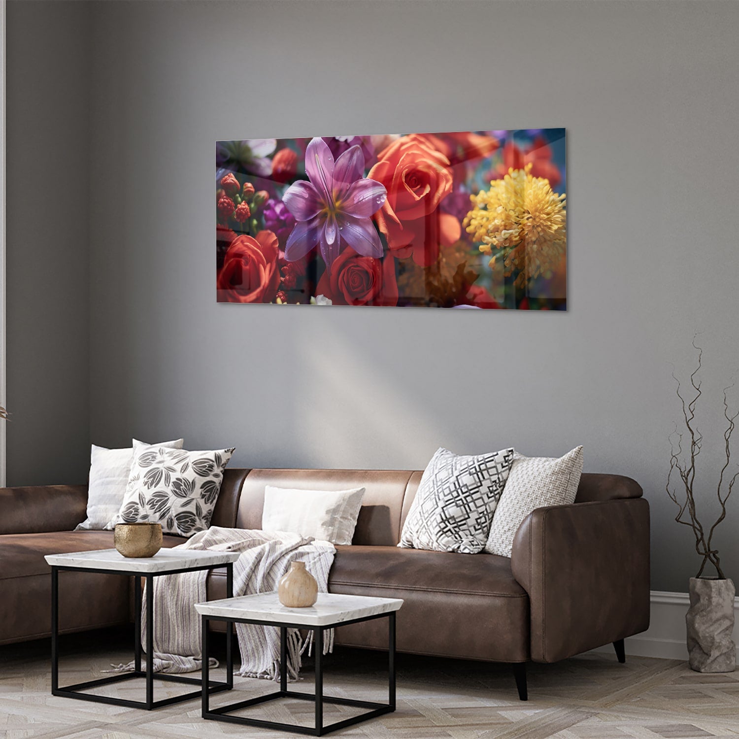 Kleurrijk glazen schilderij met een prachtige bloemencompositie.