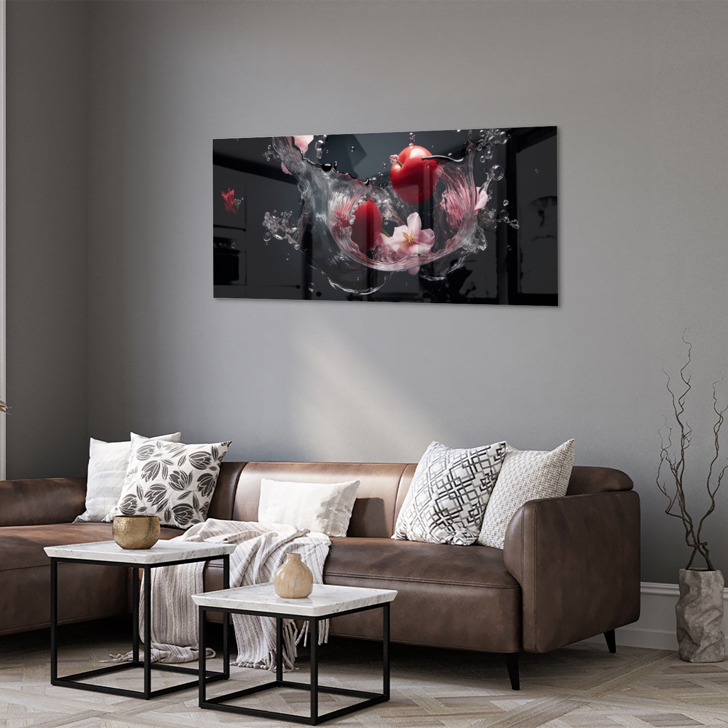 Glazen schilderij met roze bloemen en waterdruppels op een zwarte achtergrond.