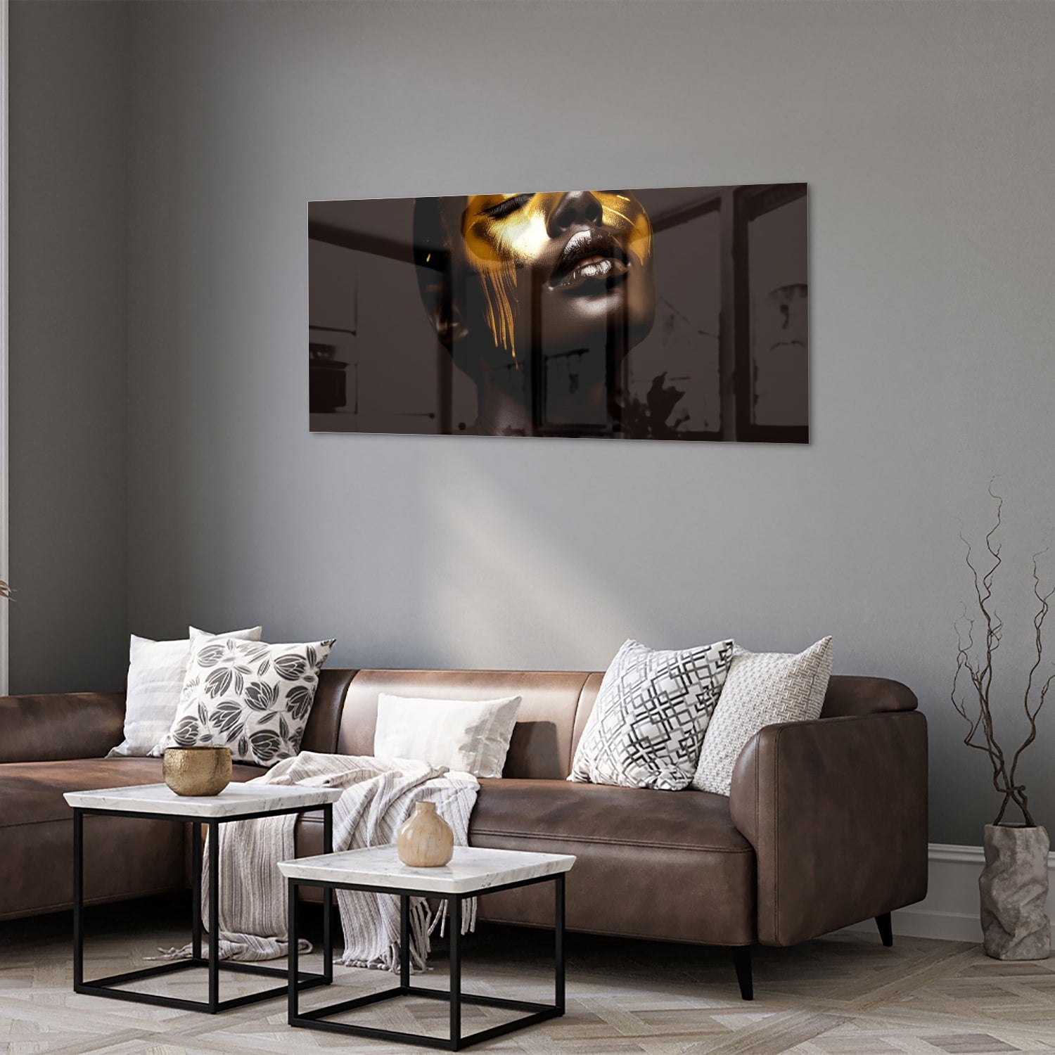 Glazen schilderij met een vrouwelijk gezicht in gouden tinten op een witte muur.