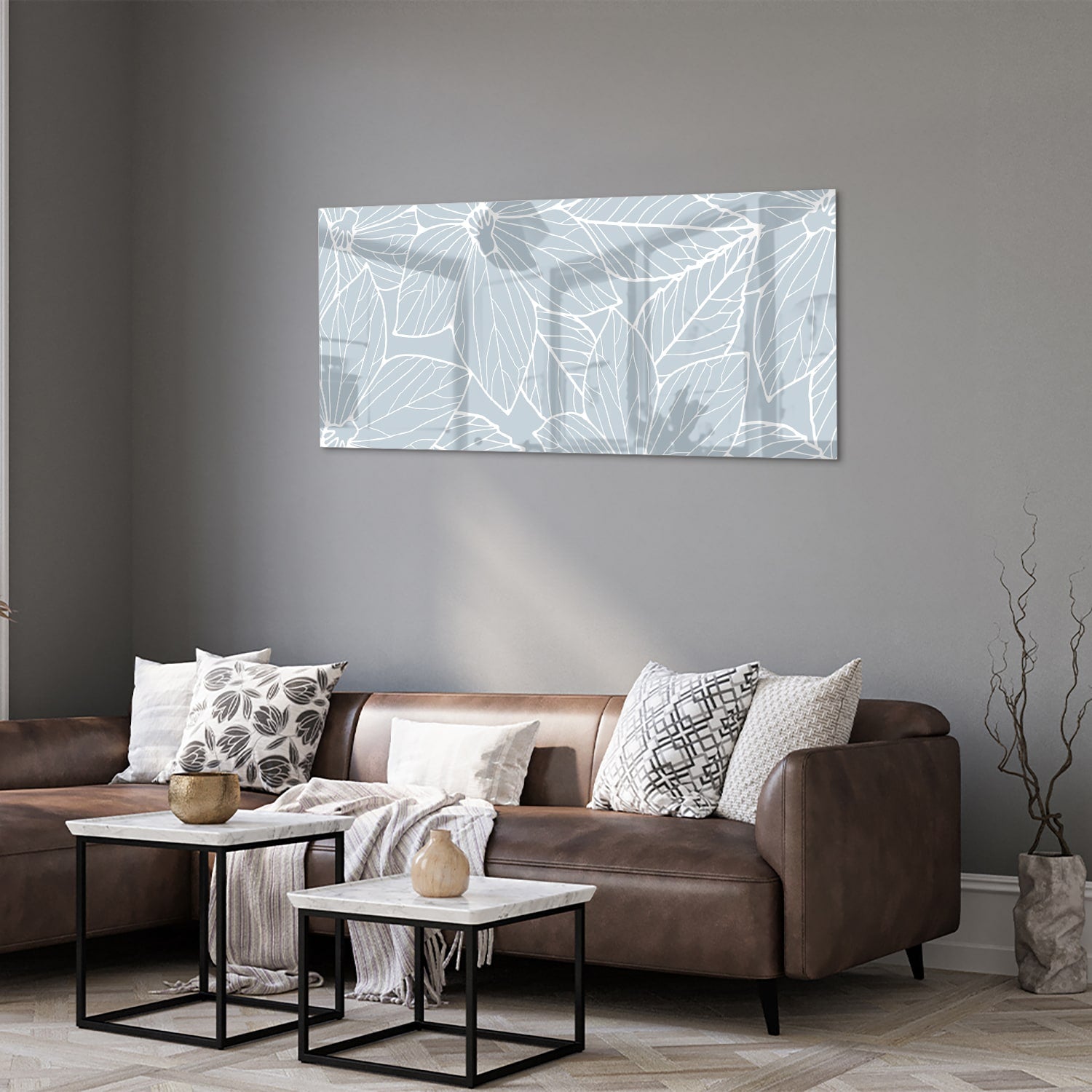 Glazen schilderij met botanische motieven aan de muur in een moderne woonkamer.