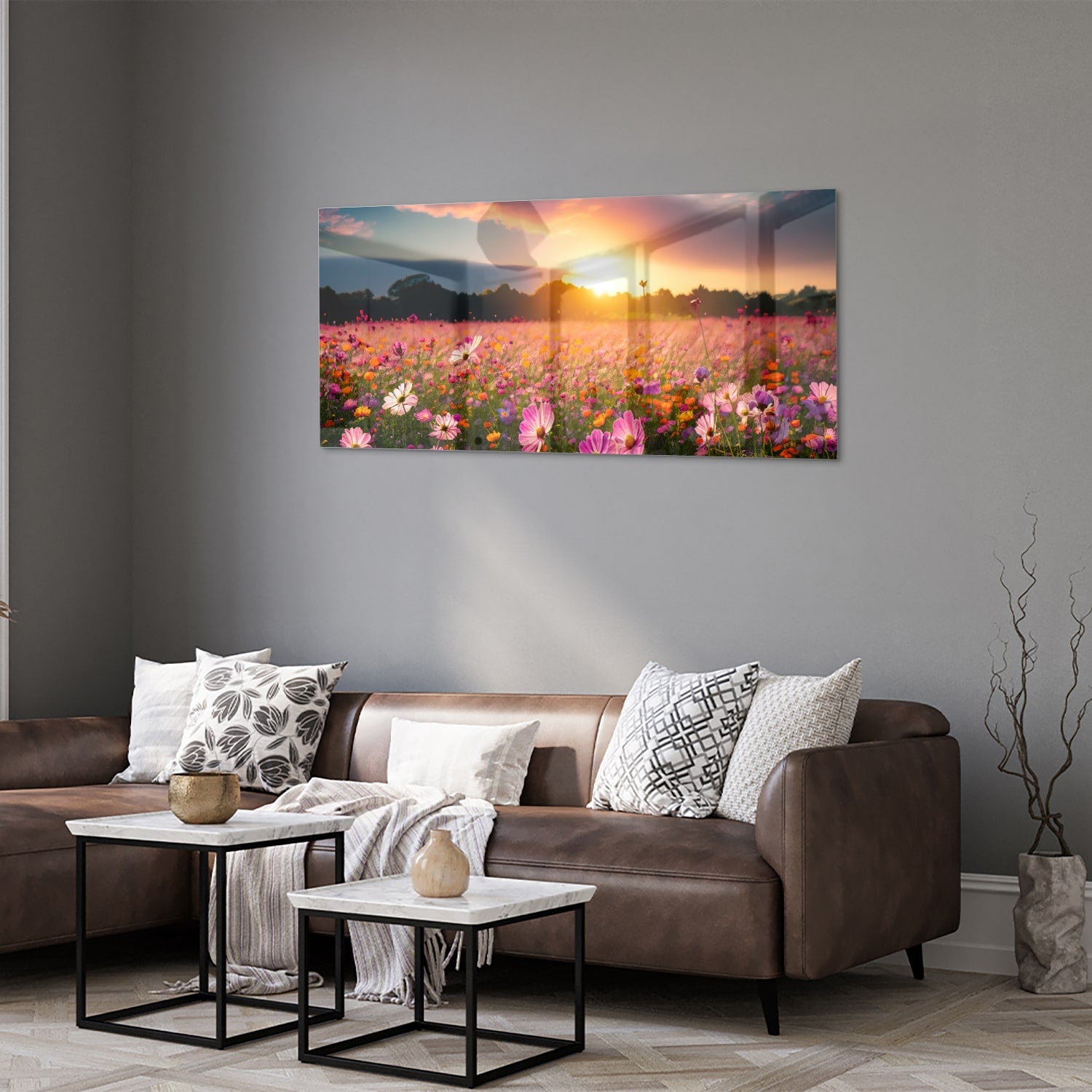 Glazen schilderij van een zonsondergang boven een kleurrijk bloemenveld.