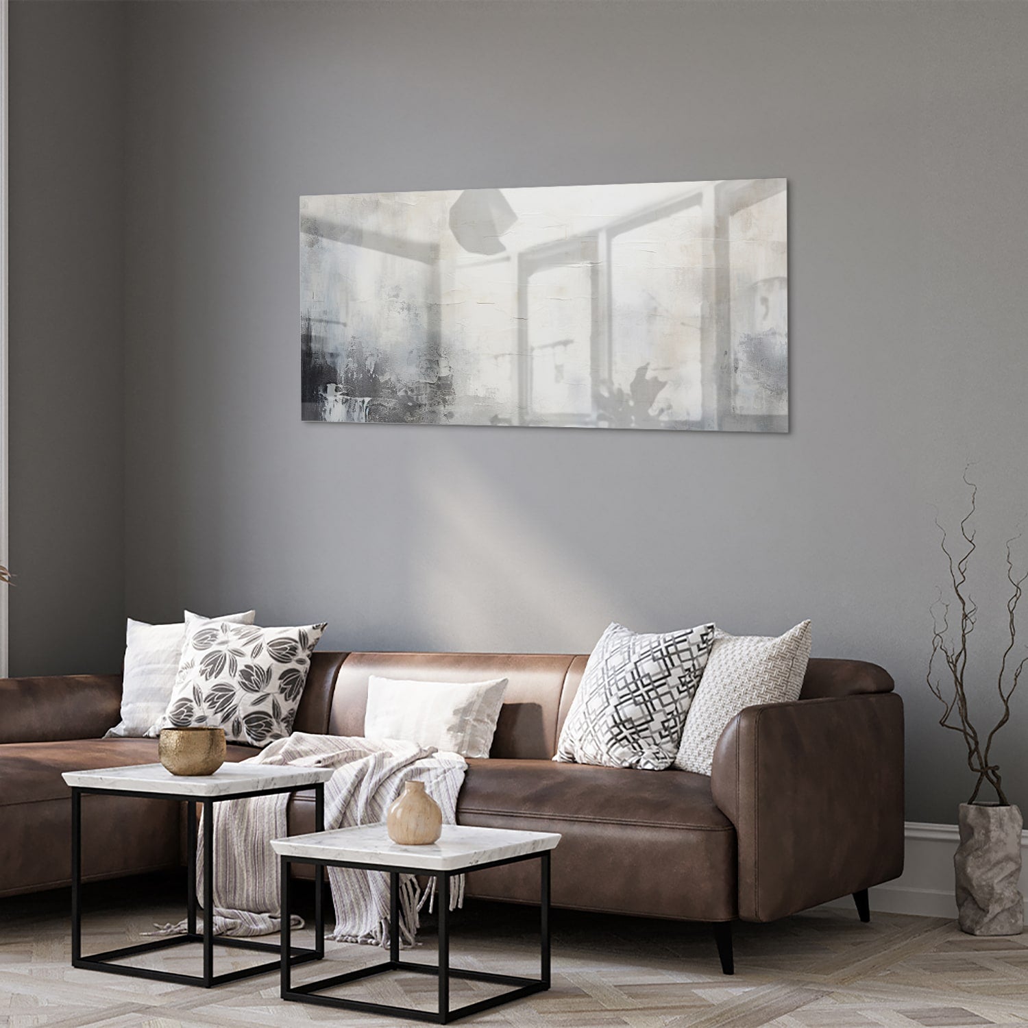 Abstract glazen schilderij met zachte kleuren aan de muur in een moderne woonkamer